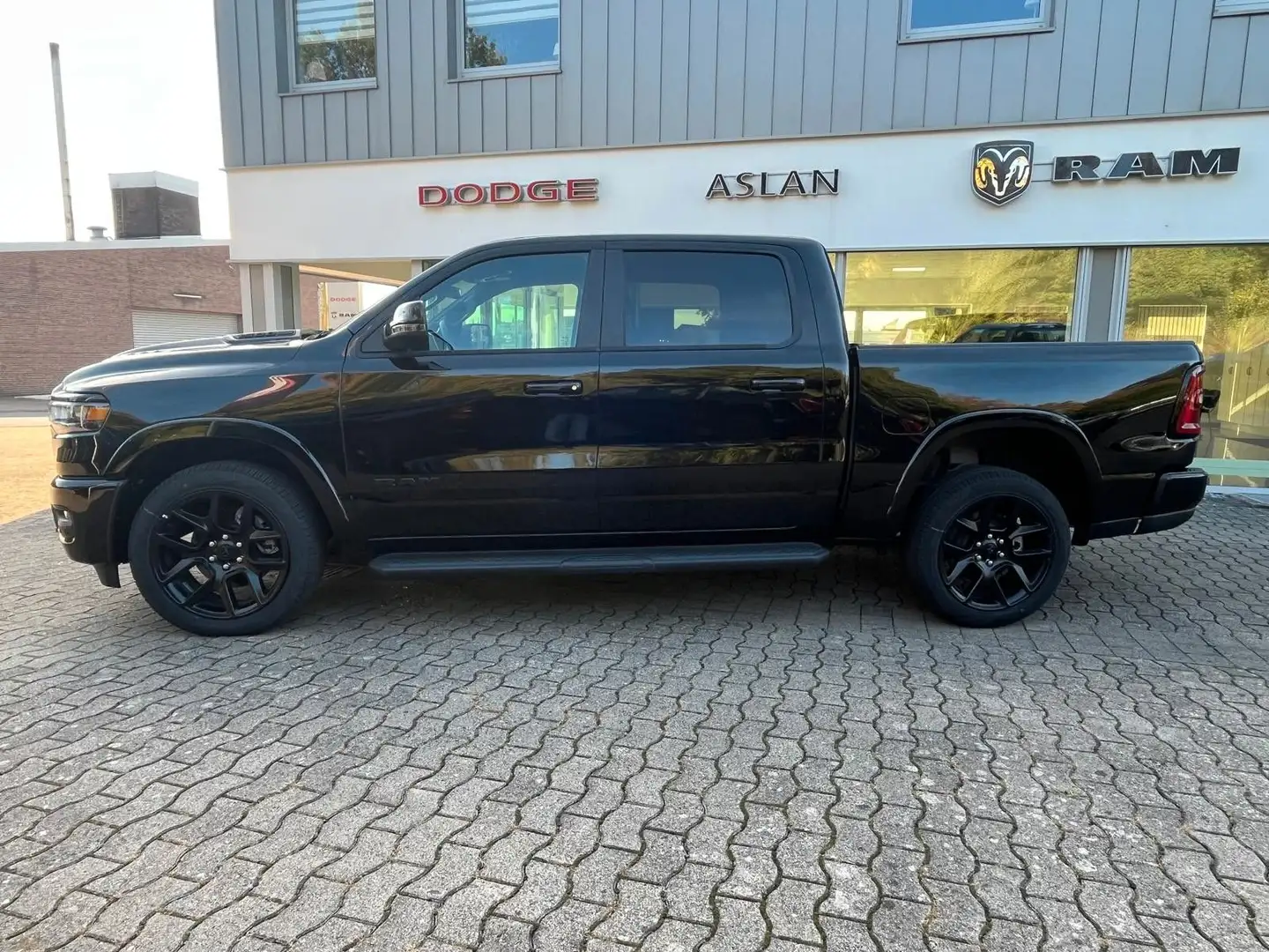 Dodge RAM 1500 Laramie NIGHT FINANZ. AB 2,99%! Schwarz - 2