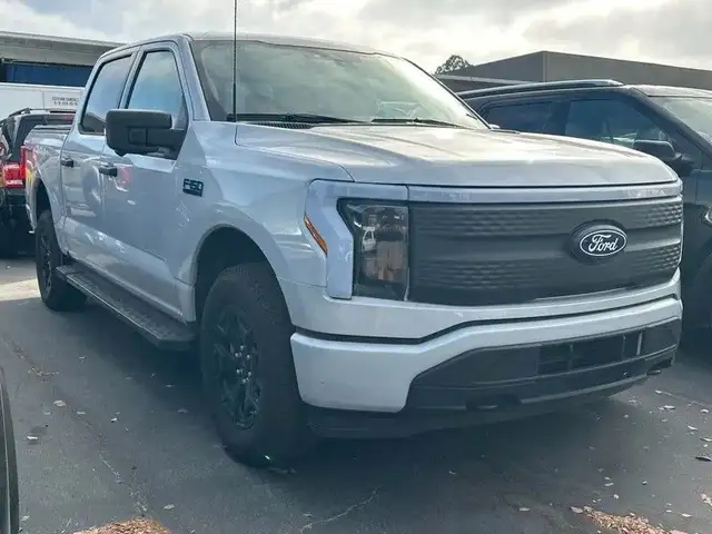 Ford F 150 Lightning XLT 2025 weiss im Vorlauf +11