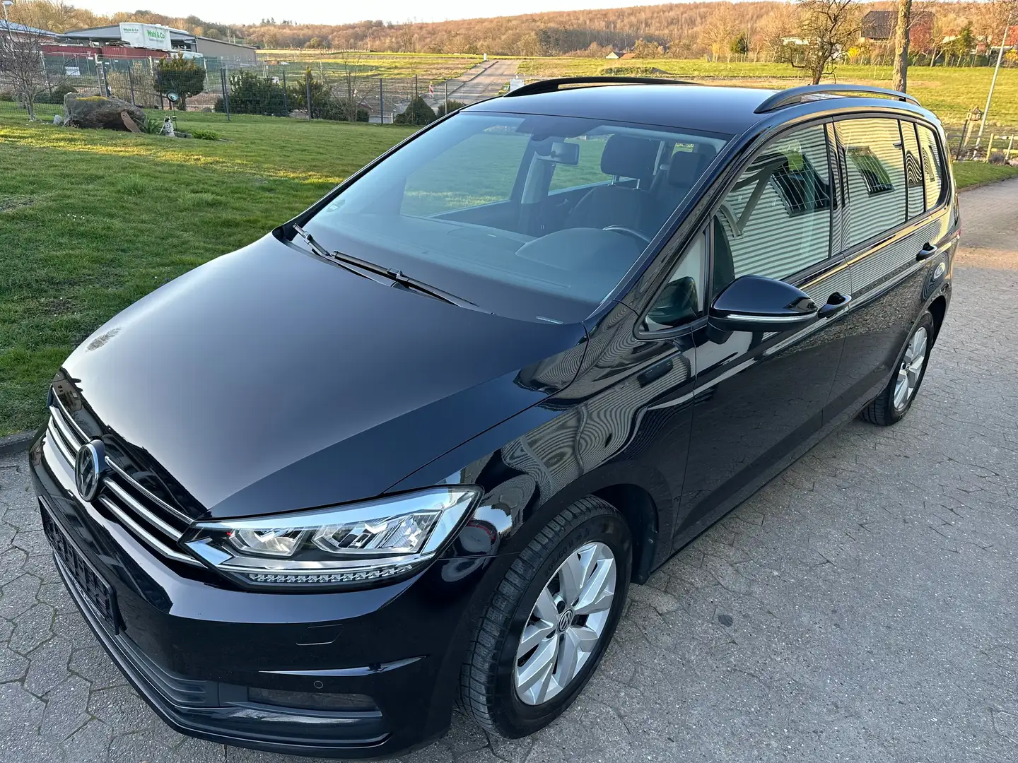 Volkswagen Touran Comfortline 7 Sitzer DSG LED SW ACC Tüv neu Schwarz - 1