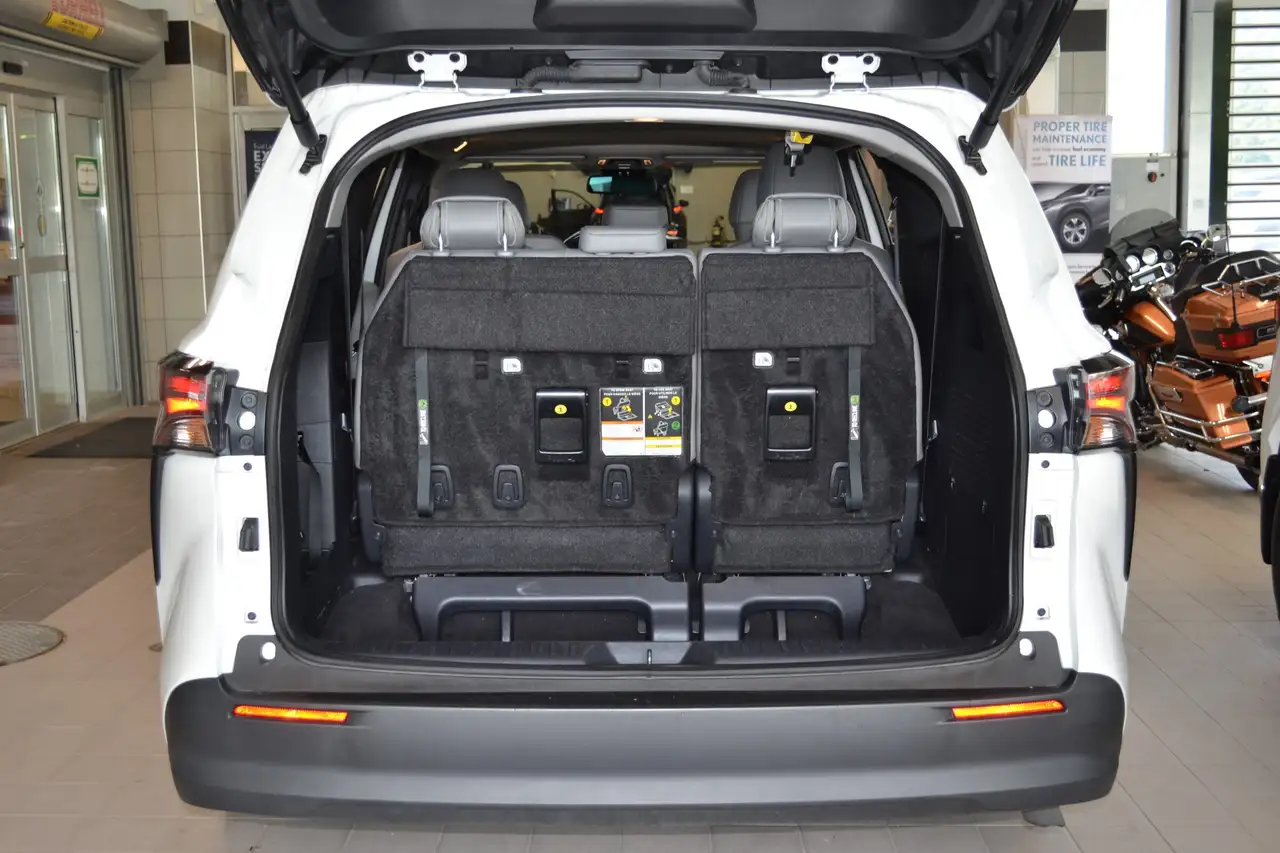 Toyota Sienna снимка Toyota Sienna