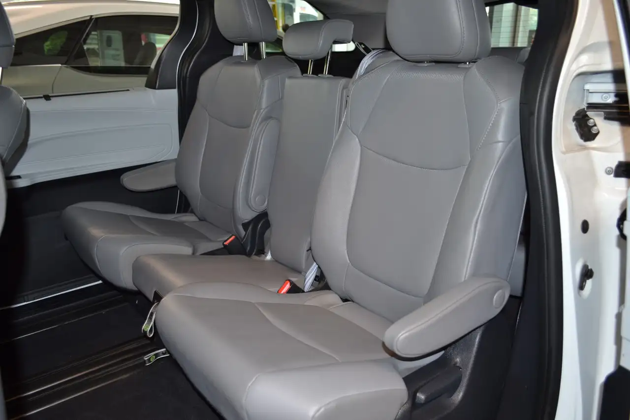 Toyota Sienna снимка Toyota Sienna