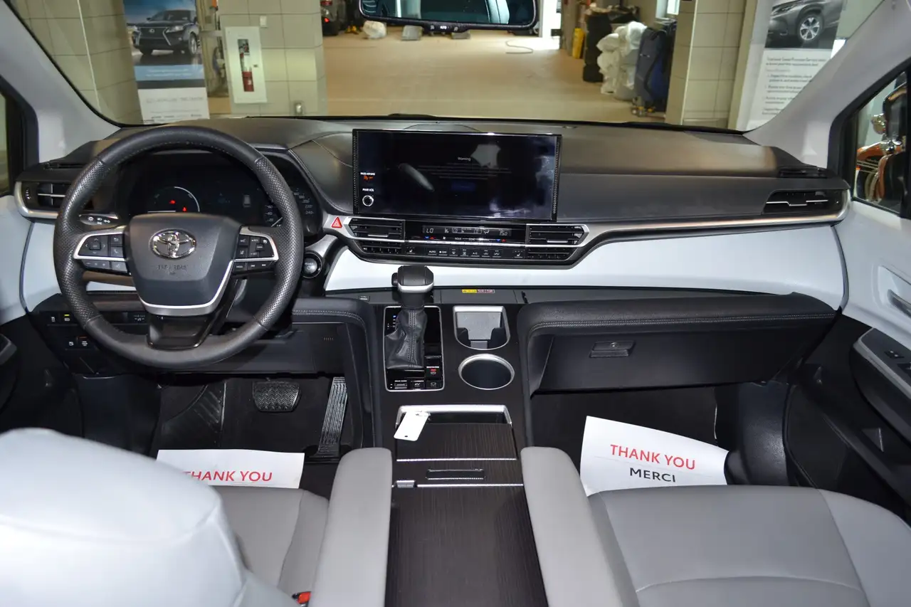 Toyota Sienna снимка Toyota Sienna