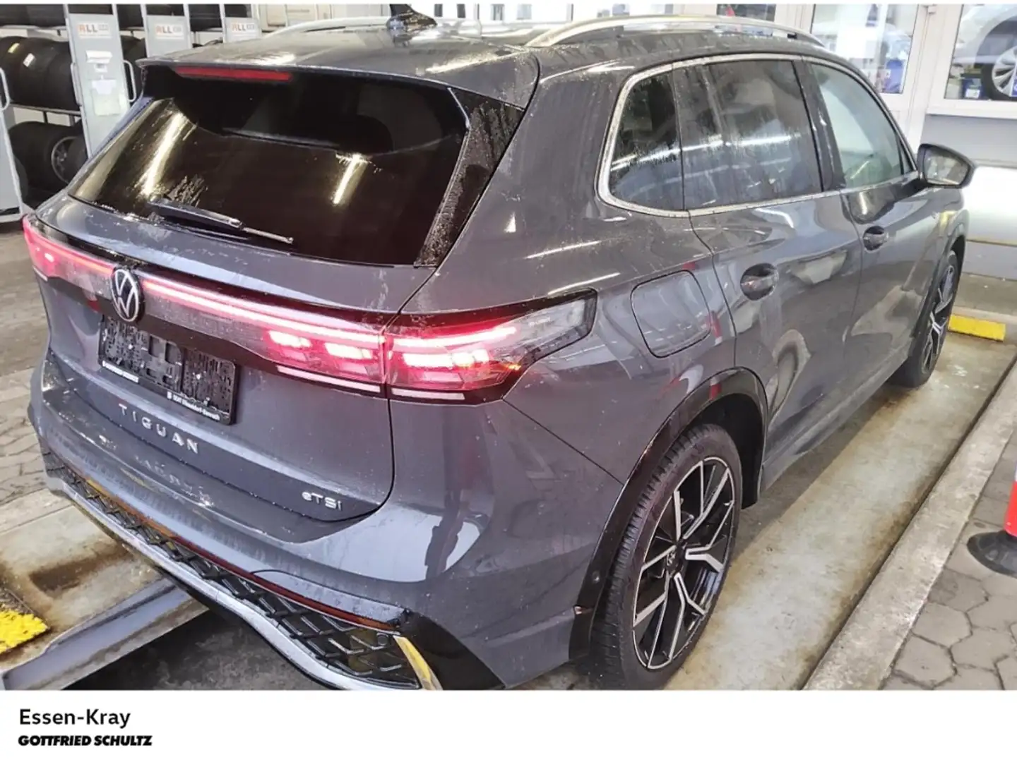 Volkswagen Tiguan R-Line 1.5 eTSI Matrix-LED Navi Grau - 2