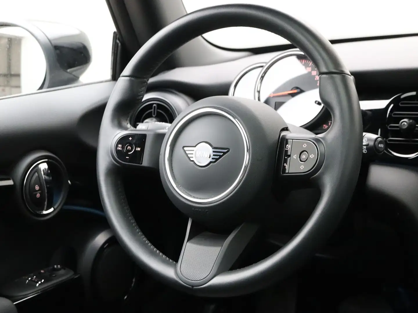 MINI Cooper 3-Deurs Camden Edition Aut. Grijs - 2