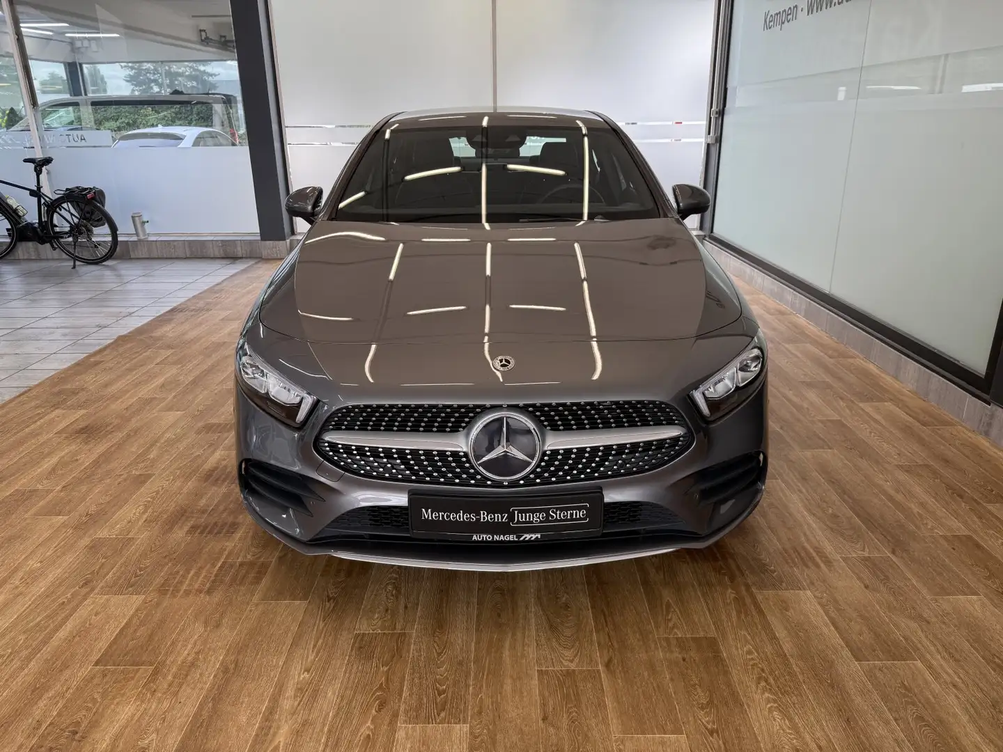Mercedes-Benz A 180 A 180 Limousine AMG +LED+NAVI+DAB+AHK+CarPlay+ Grijs - 2