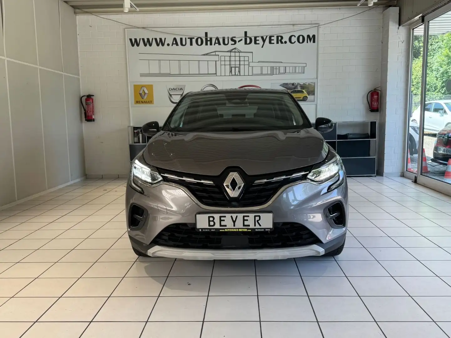 Renault Captur II Techno 1.3 Mild Hybrid TCe 140 Grijs - 2