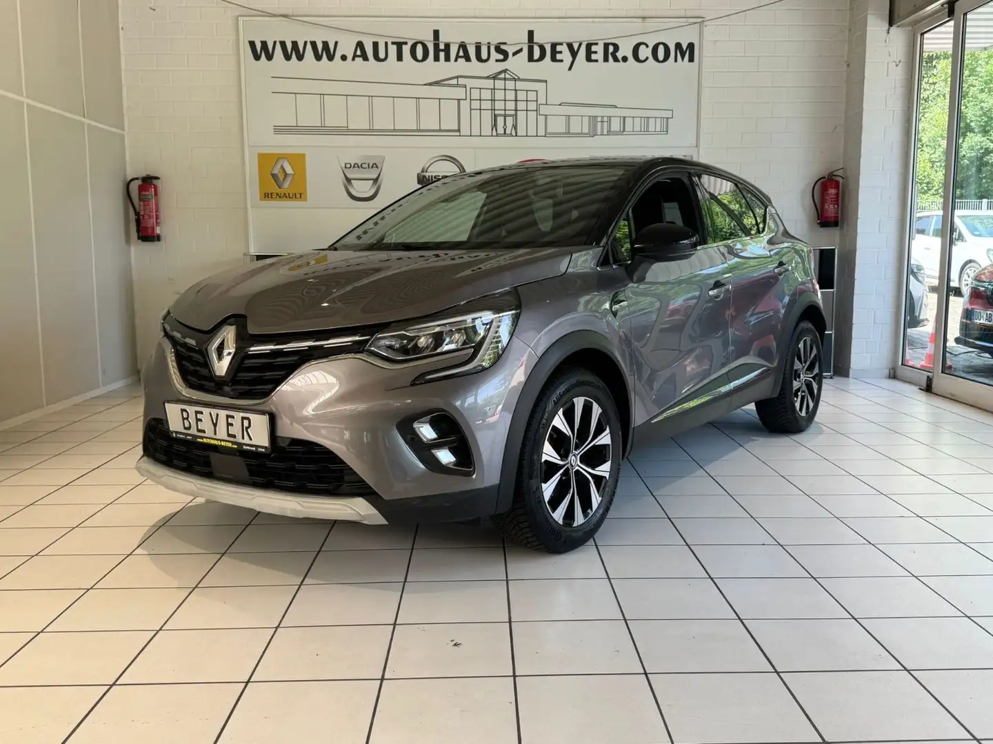 Renault Captur II Techno 1.3 Mild Hybrid TCe 140 Grijs - 1