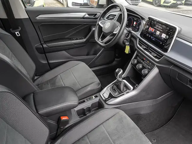 Volkswagen T-Roc view 8