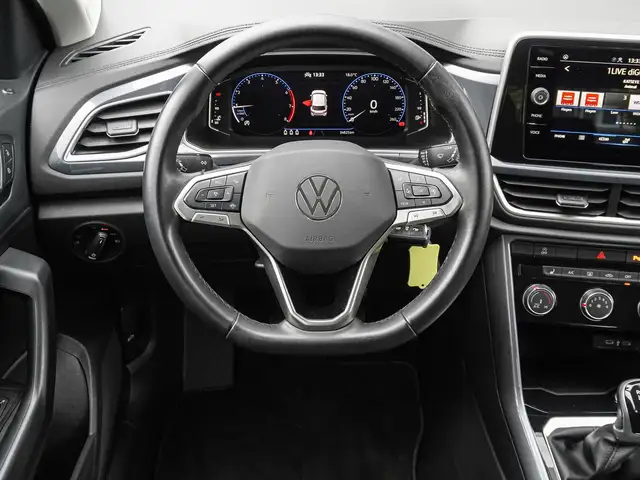 Volkswagen T-Roc view 11