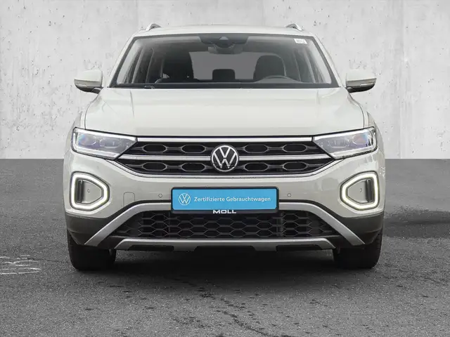 Volkswagen T-Roc view 3
