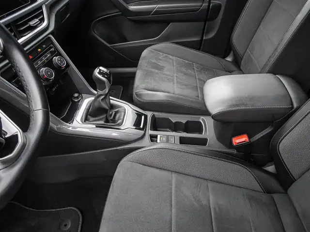 Volkswagen T-Roc view 14