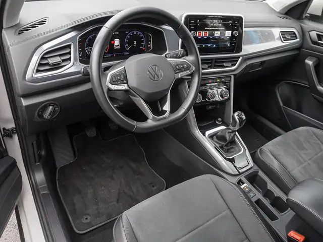 Volkswagen T-Roc view 9