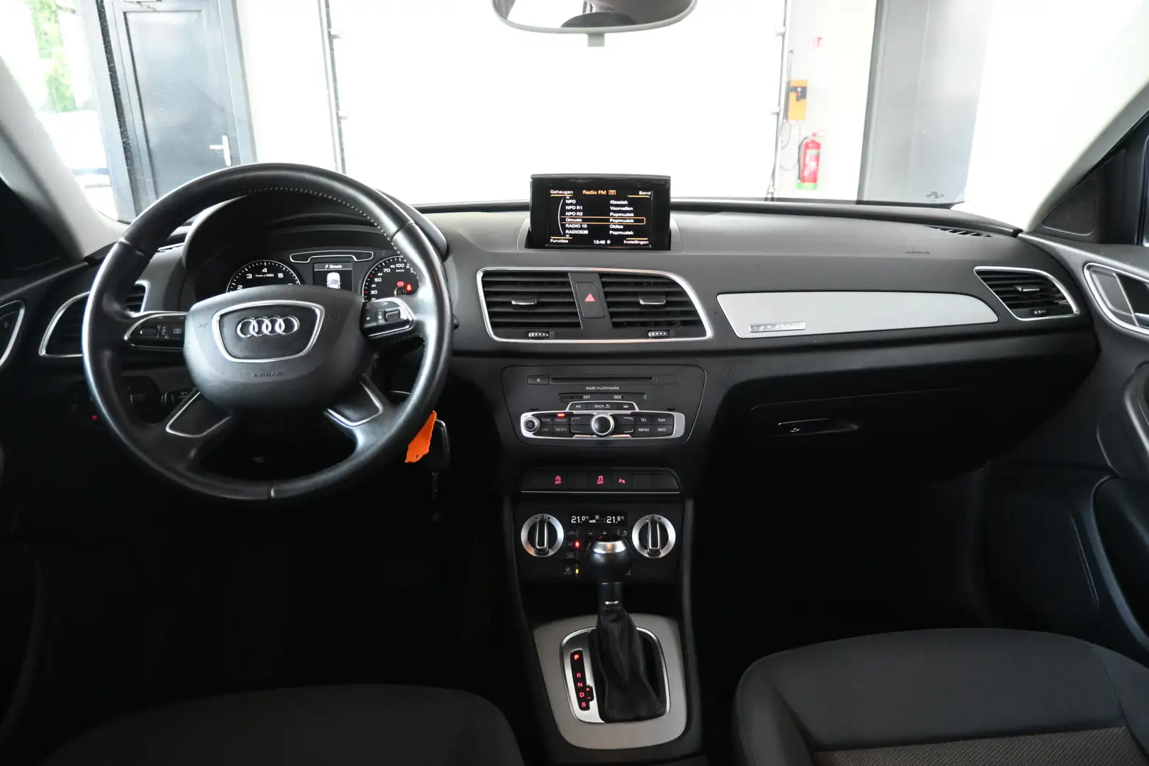 Audi Q3 2.0 TFSI quattro Pro Line Automaat Clima Navigatie Grijs - 2