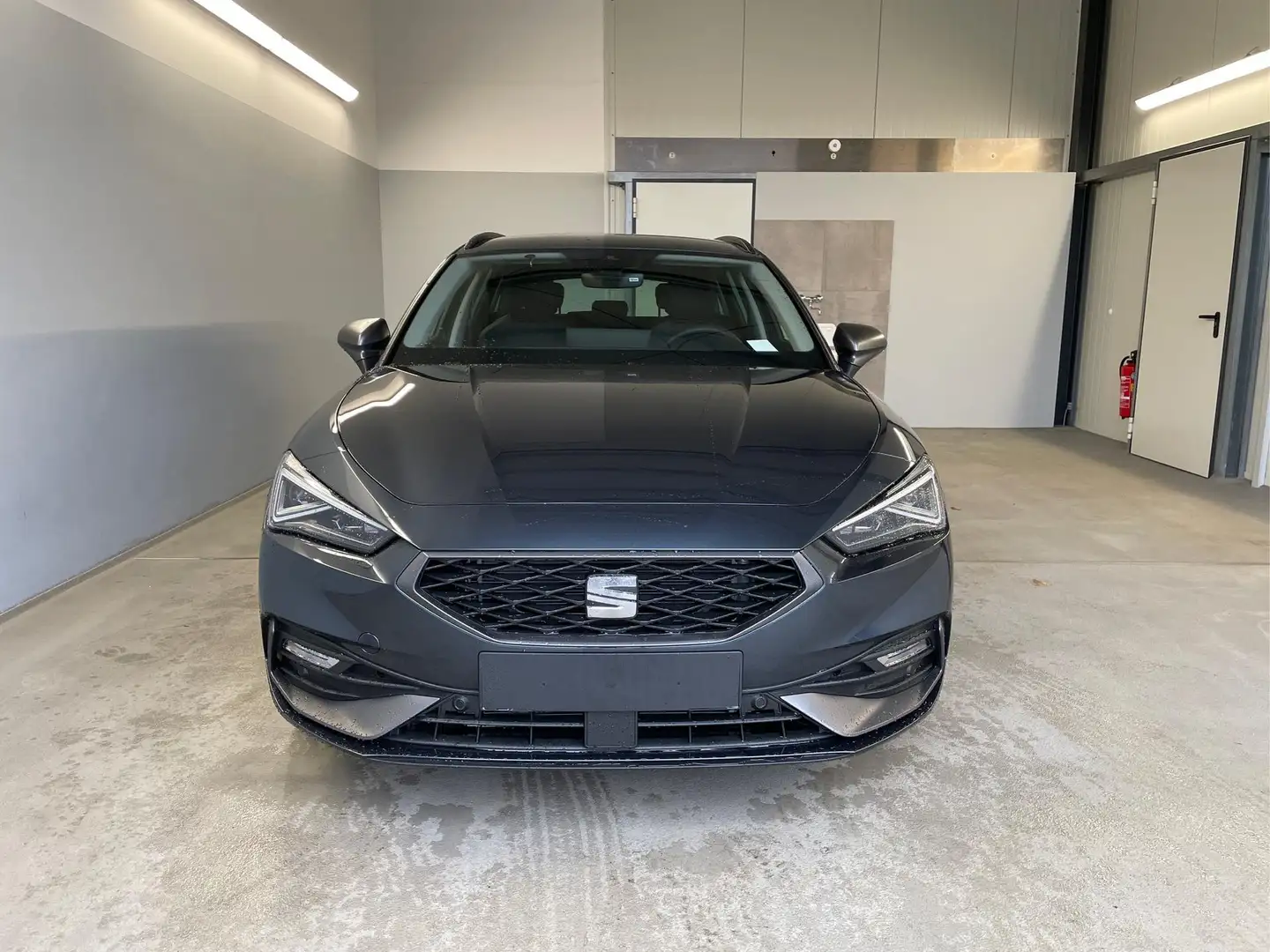 SEAT Leon FR 150PS DSG Matrix+AHK+Navi 1.5 eTSI DSG 110kW... Grau - 2