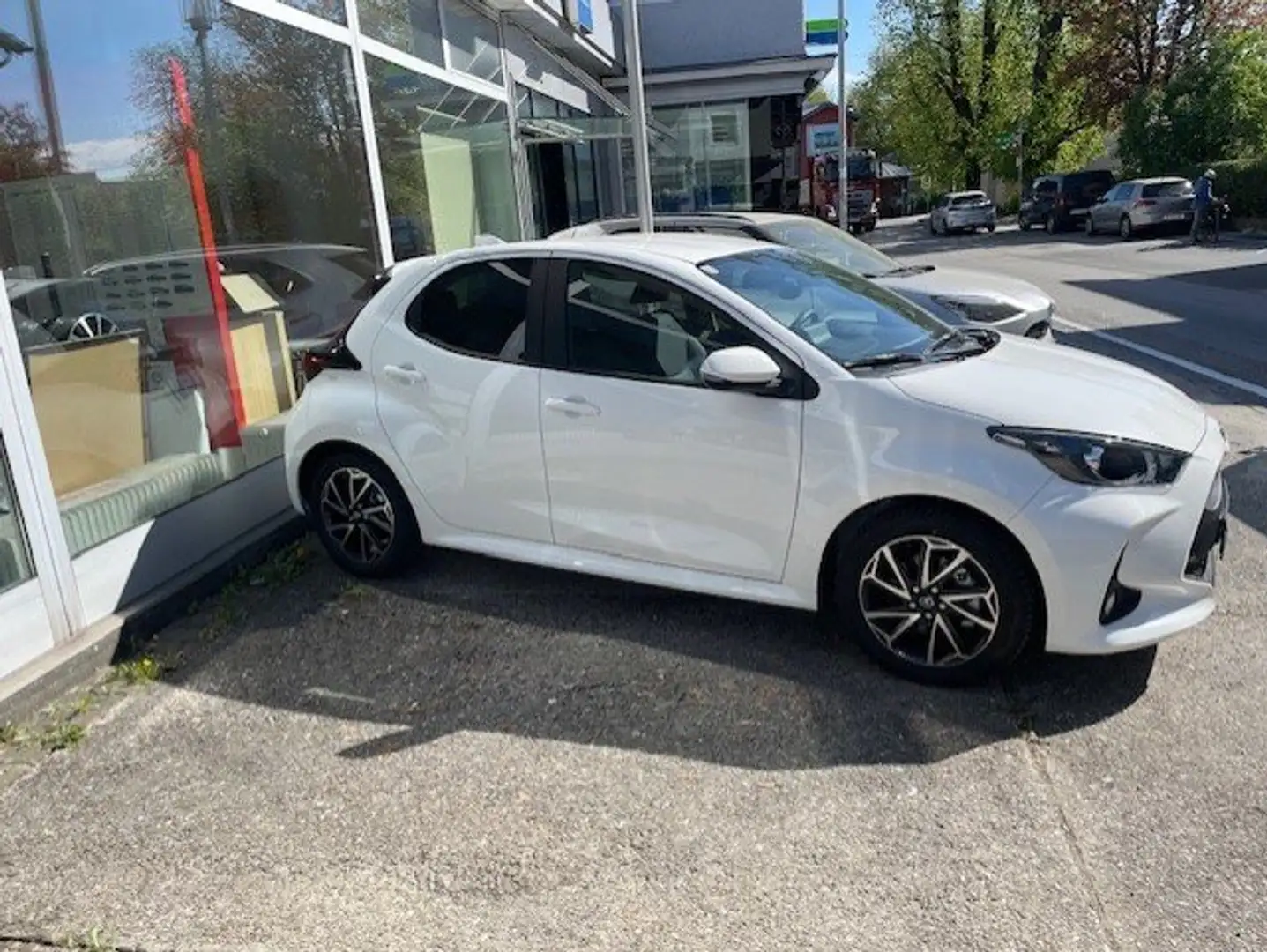 Toyota Yaris Yaris 1,3 VVT-i Linea Sol Aut. Weiß - 2
