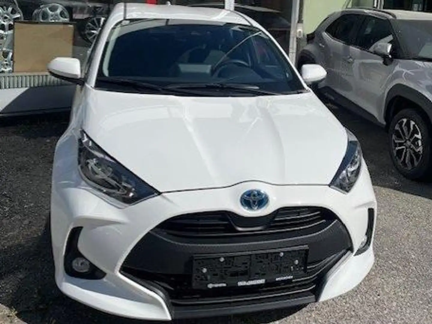Toyota Yaris Yaris 1,3 VVT-i Linea Sol Aut. Weiß - 1