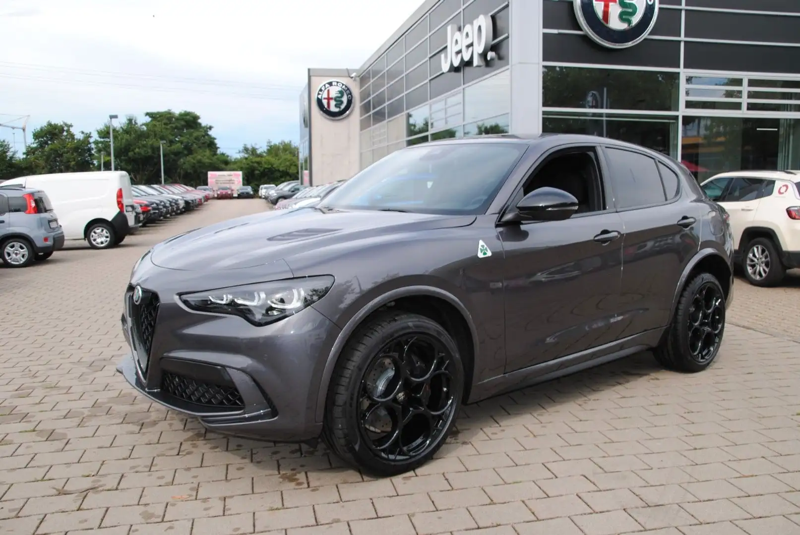 Alfa Romeo Stelvio Quadrifoglio MY24 Technologie NP:106.140 Grau - 1