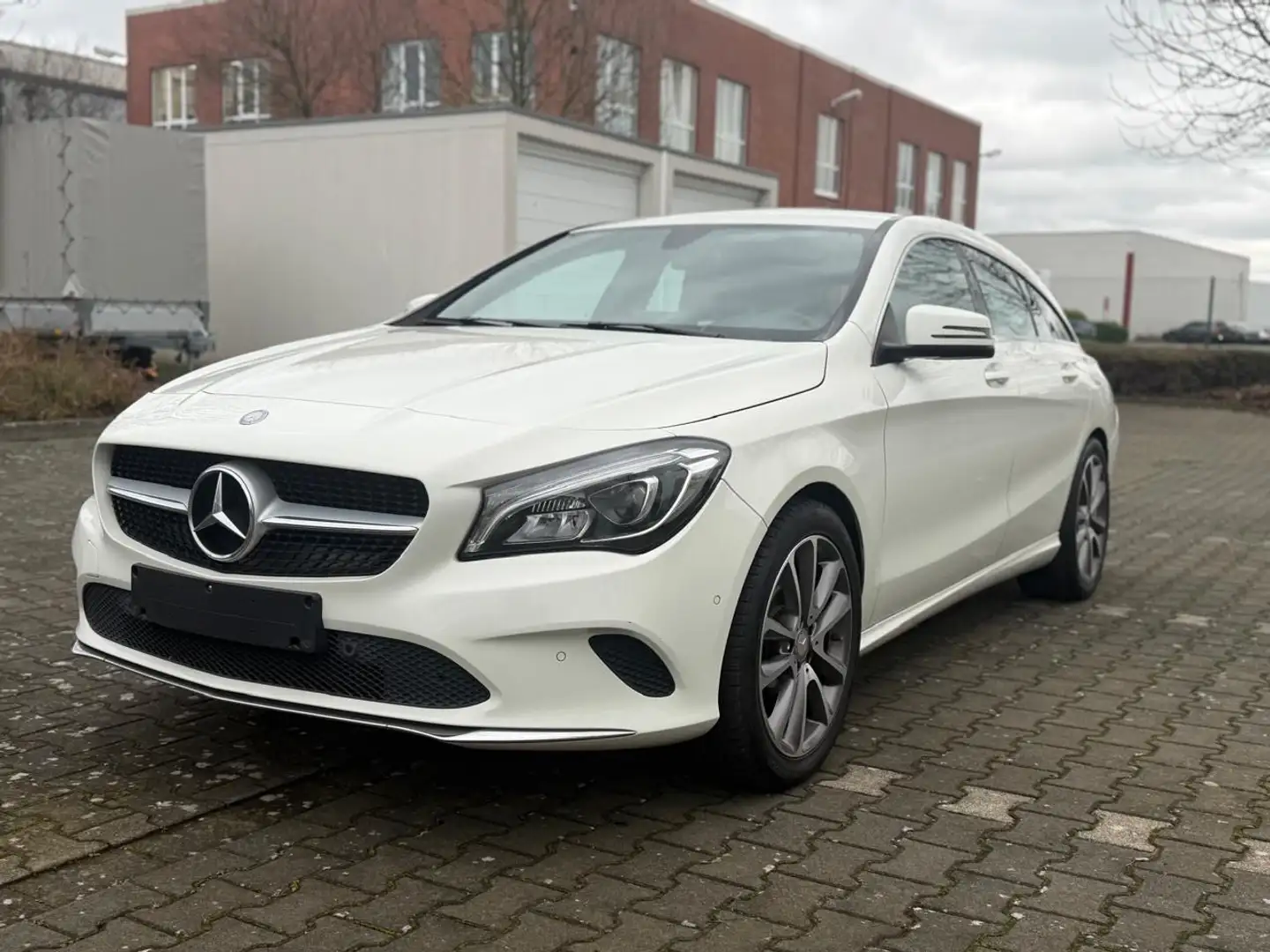 Mercedes-Benz CLA Shooting Brake CLA 180 Score LED NAVi PDC SH Blanc - 1