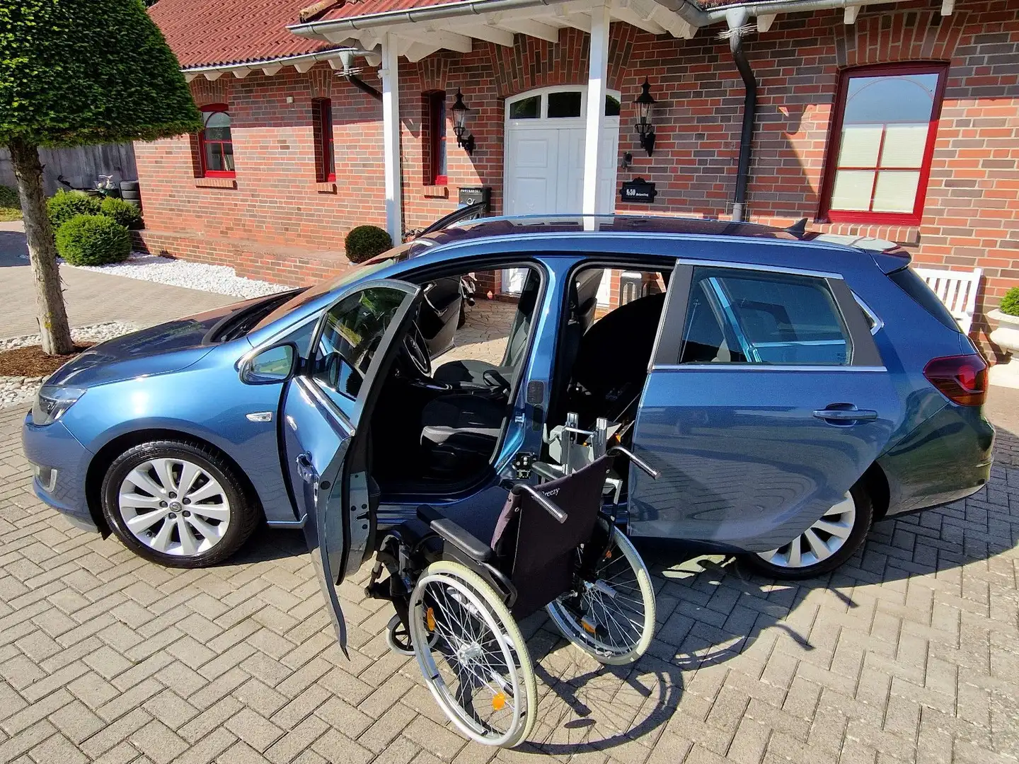 Opel Astra J Sports Tourer Exklusiv*BGG*Selbstfaher* Blauw - 2