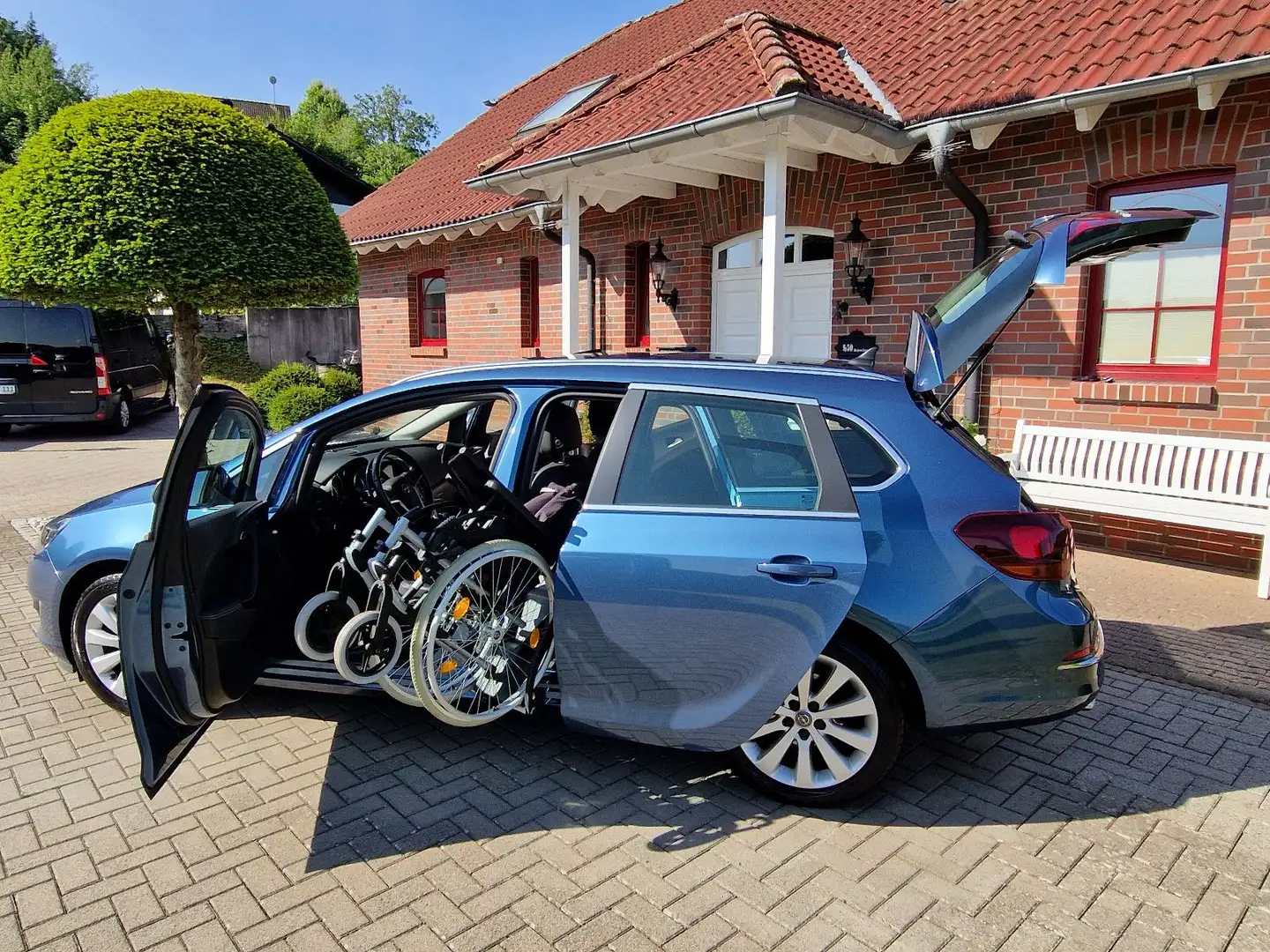 Opel Astra J Sports Tourer Exklusiv*BGG*Selbstfaher* Blauw - 1