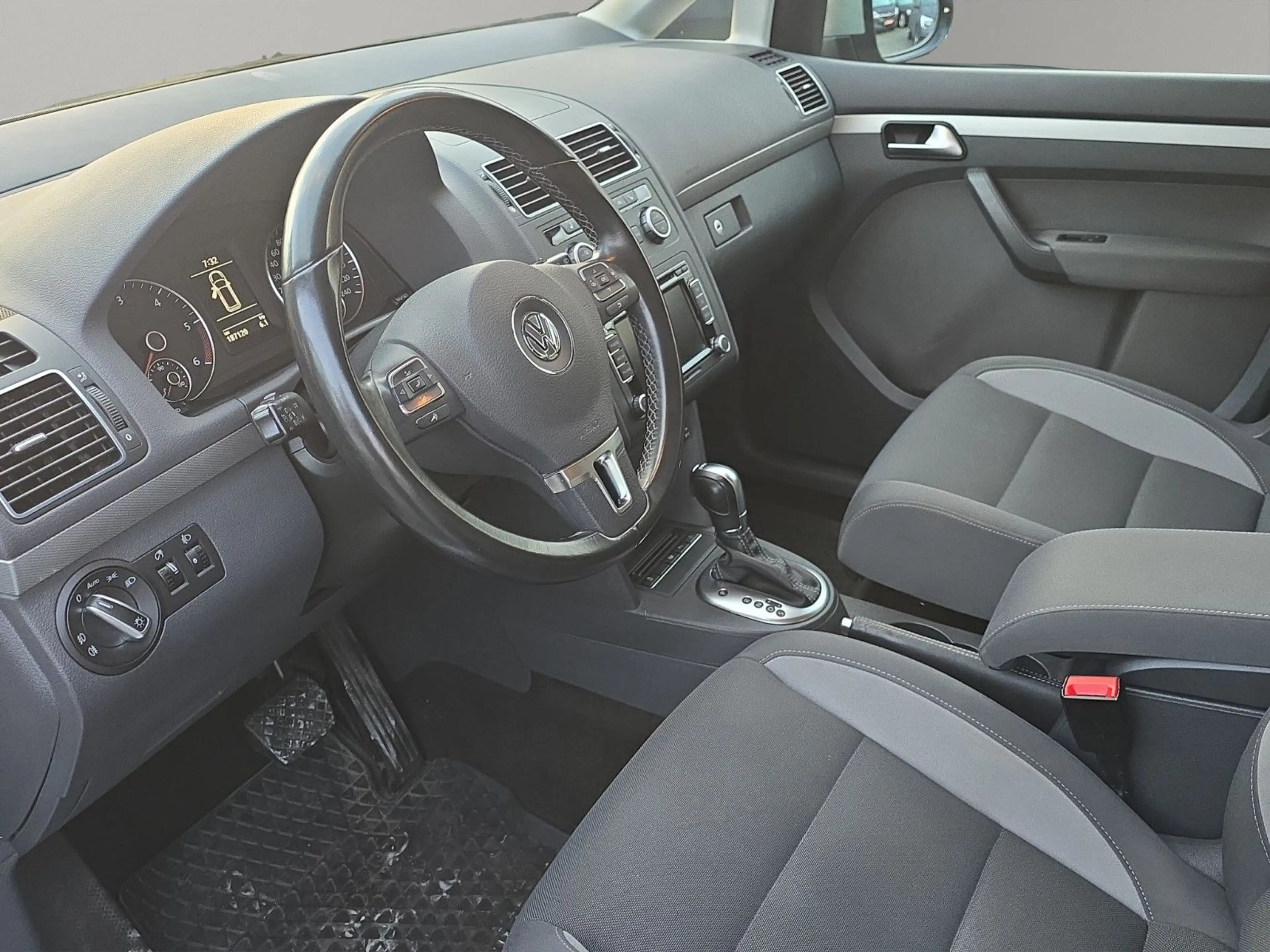 Volkswagen Touran Life/DSG/Rückfahrkamera/Automatik/AHK — photo 9