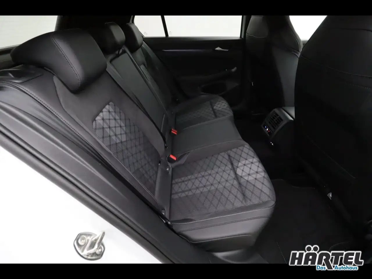 Volkswagen Golf R-LINE BLACK STYLE 1.5 ETSI DSG Sportpaket 7