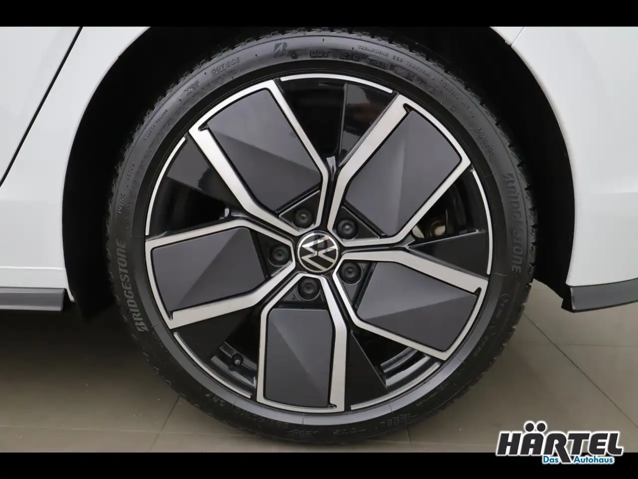 Volkswagen Golf R-LINE BLACK STYLE 1.5 ETSI DSG Sportpaket 16