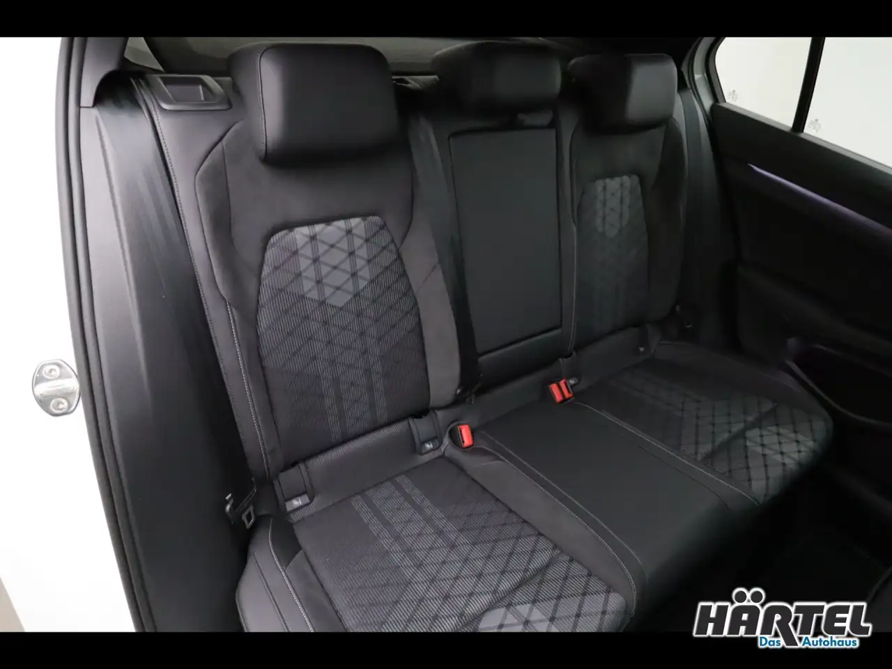 Volkswagen Golf R-LINE BLACK STYLE 1.5 ETSI DSG Sportpaket 8