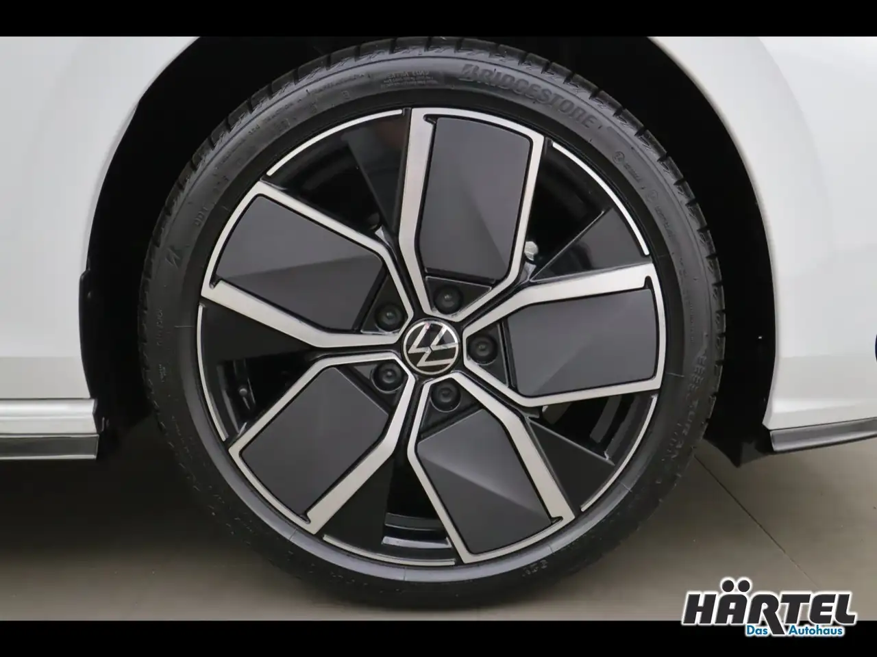 Volkswagen Golf R-LINE BLACK STYLE 1.5 ETSI DSG Sportpaket 17