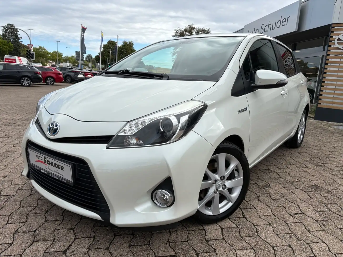 Toyota Yaris Hybrid Club **NAVI** - 1