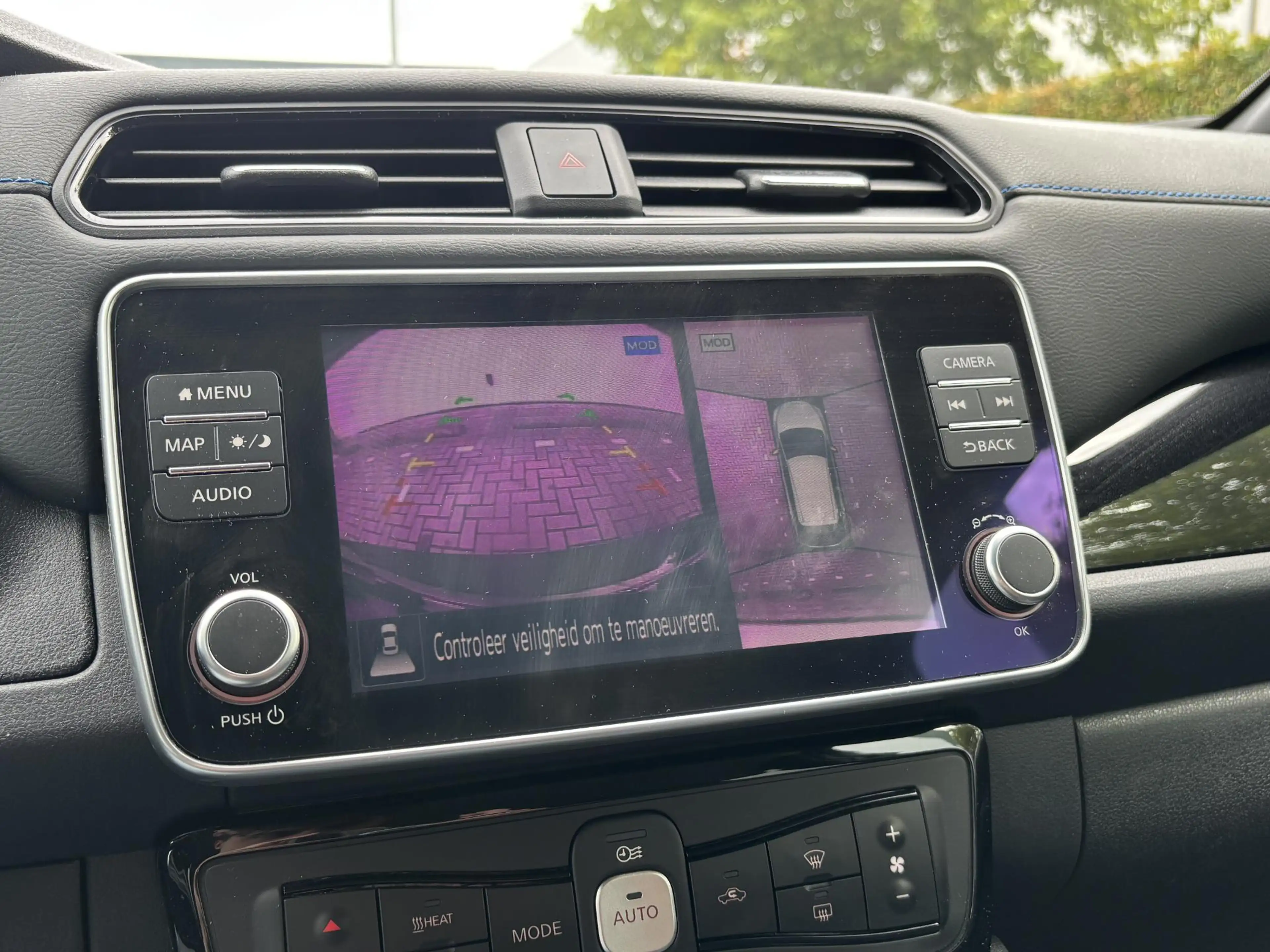 Nissan Leaf N-Connecta 40 kWh l voorstoelen verwarmd l Apple C — photo 12
