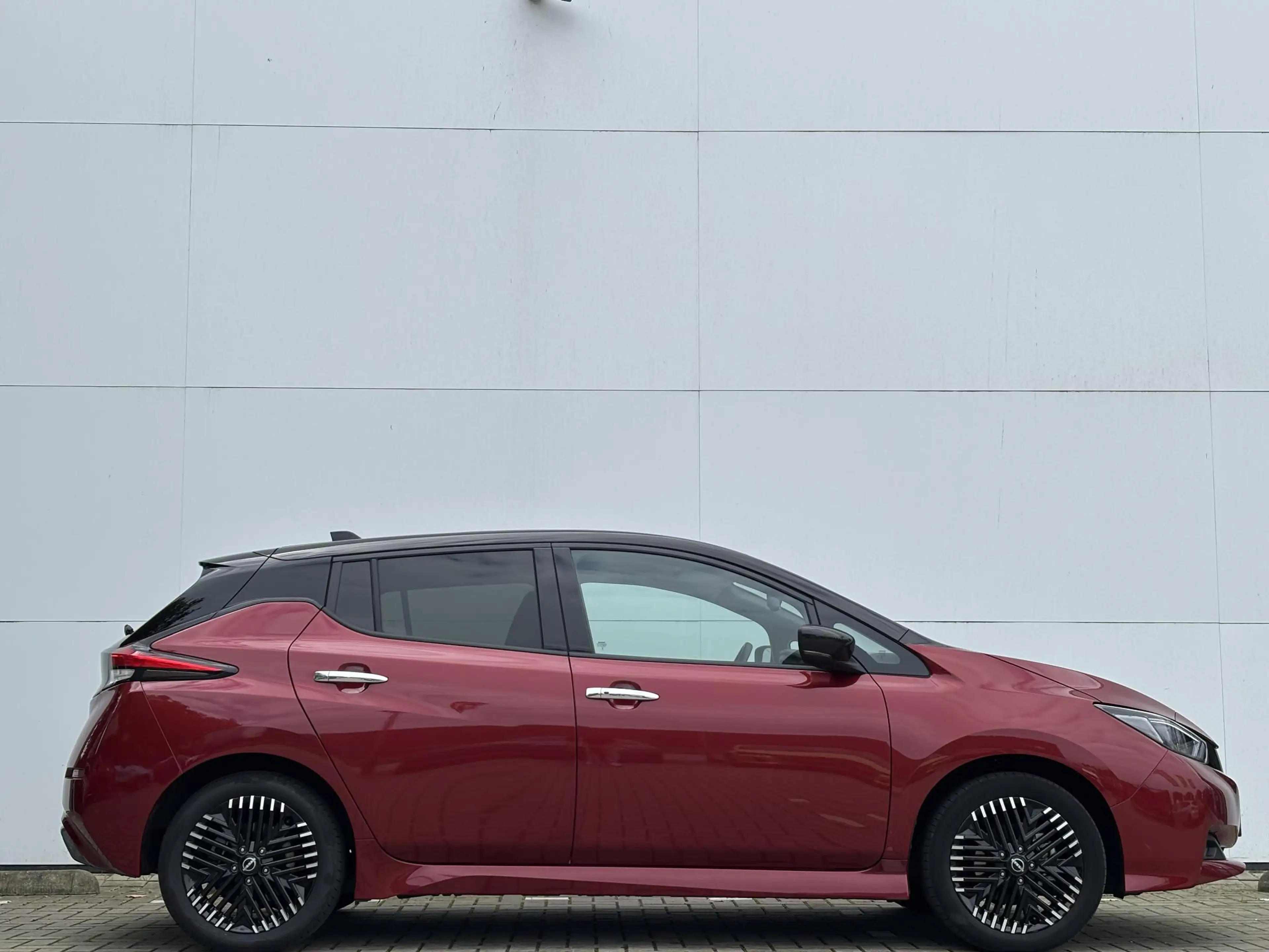 Nissan Leaf N-Connecta 40 kWh l voorstoelen verwarmd l Apple C — photo 17