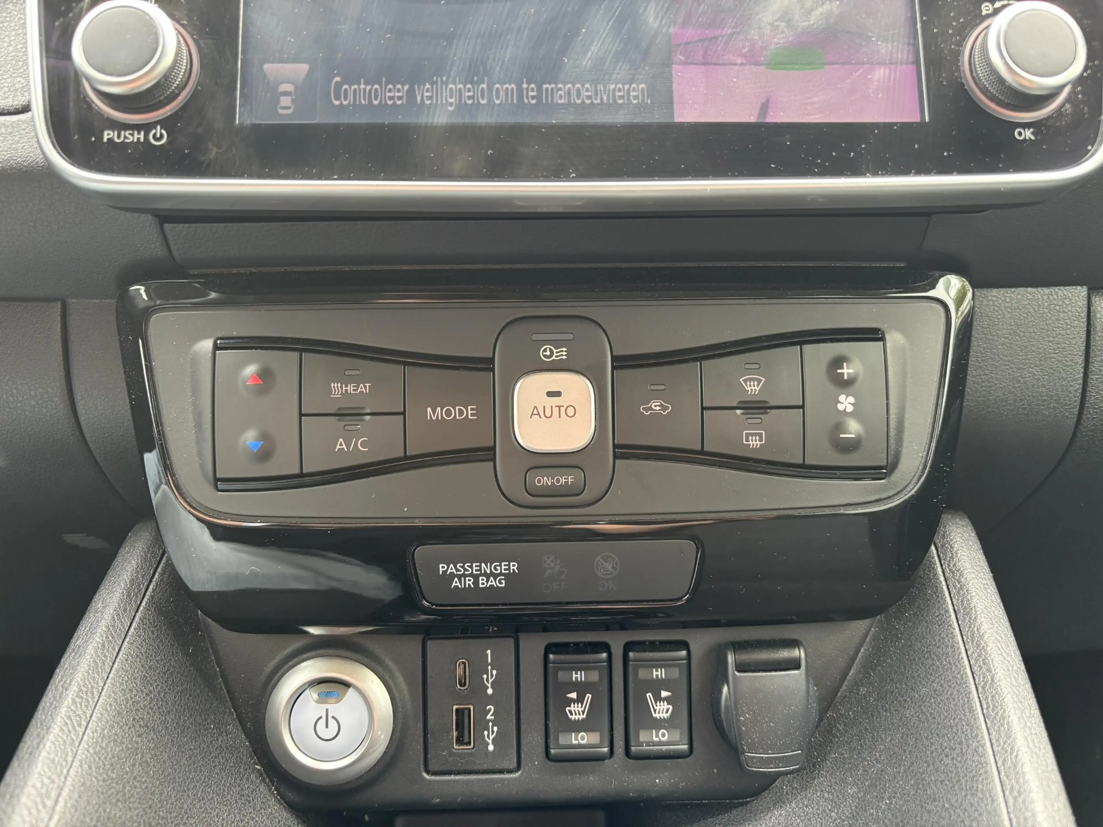 Nissan Leaf N-Connecta 40 kWh l voorstoelen verwarmd l Apple C — photo 13