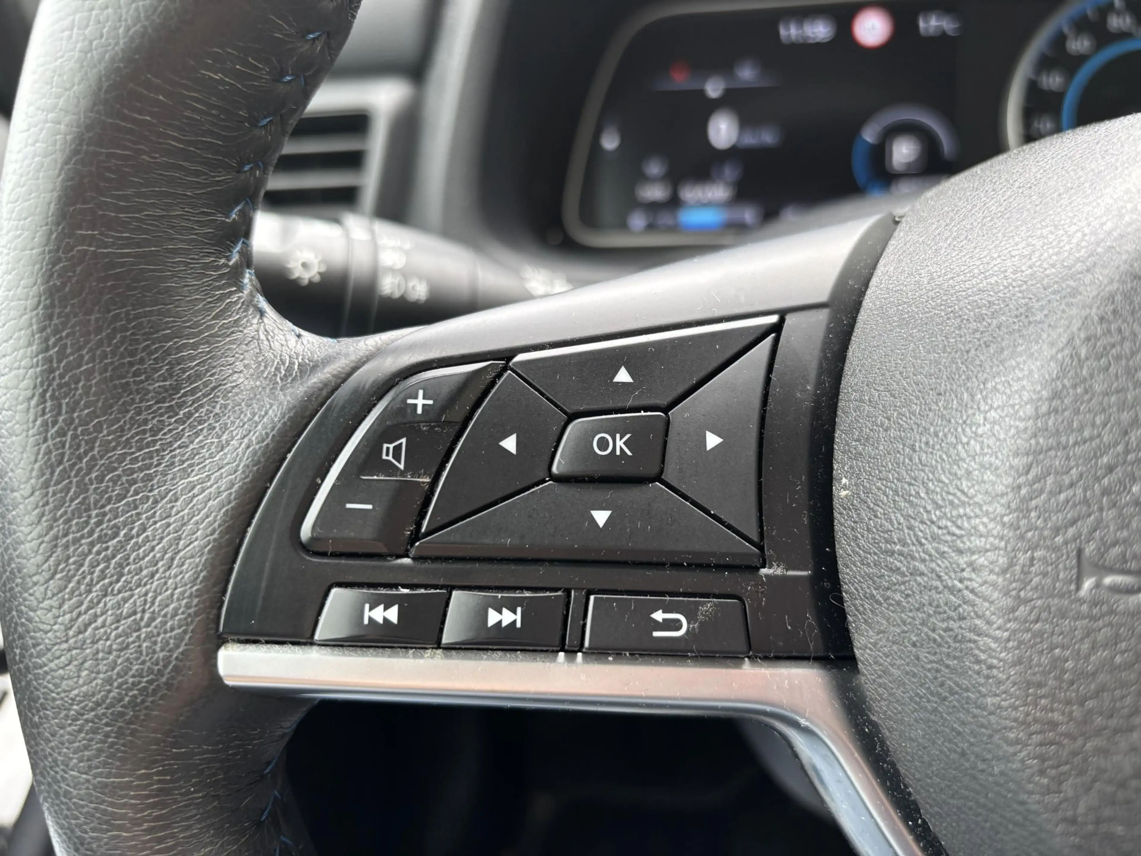 Nissan Leaf N-Connecta 40 kWh l voorstoelen verwarmd l Apple C — photo 21