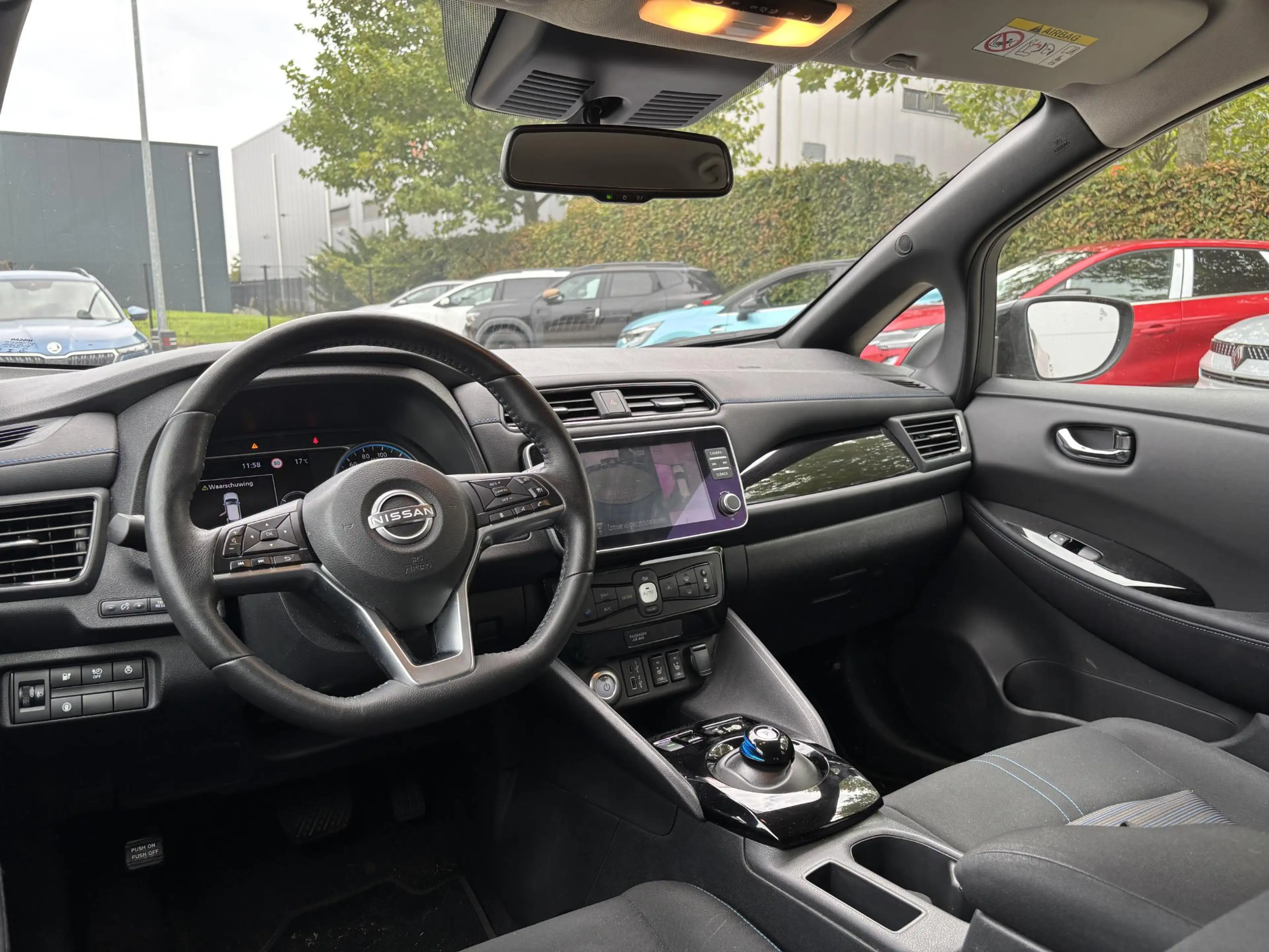 Nissan Leaf N-Connecta 40 kWh l voorstoelen verwarmd l Apple C — photo 24