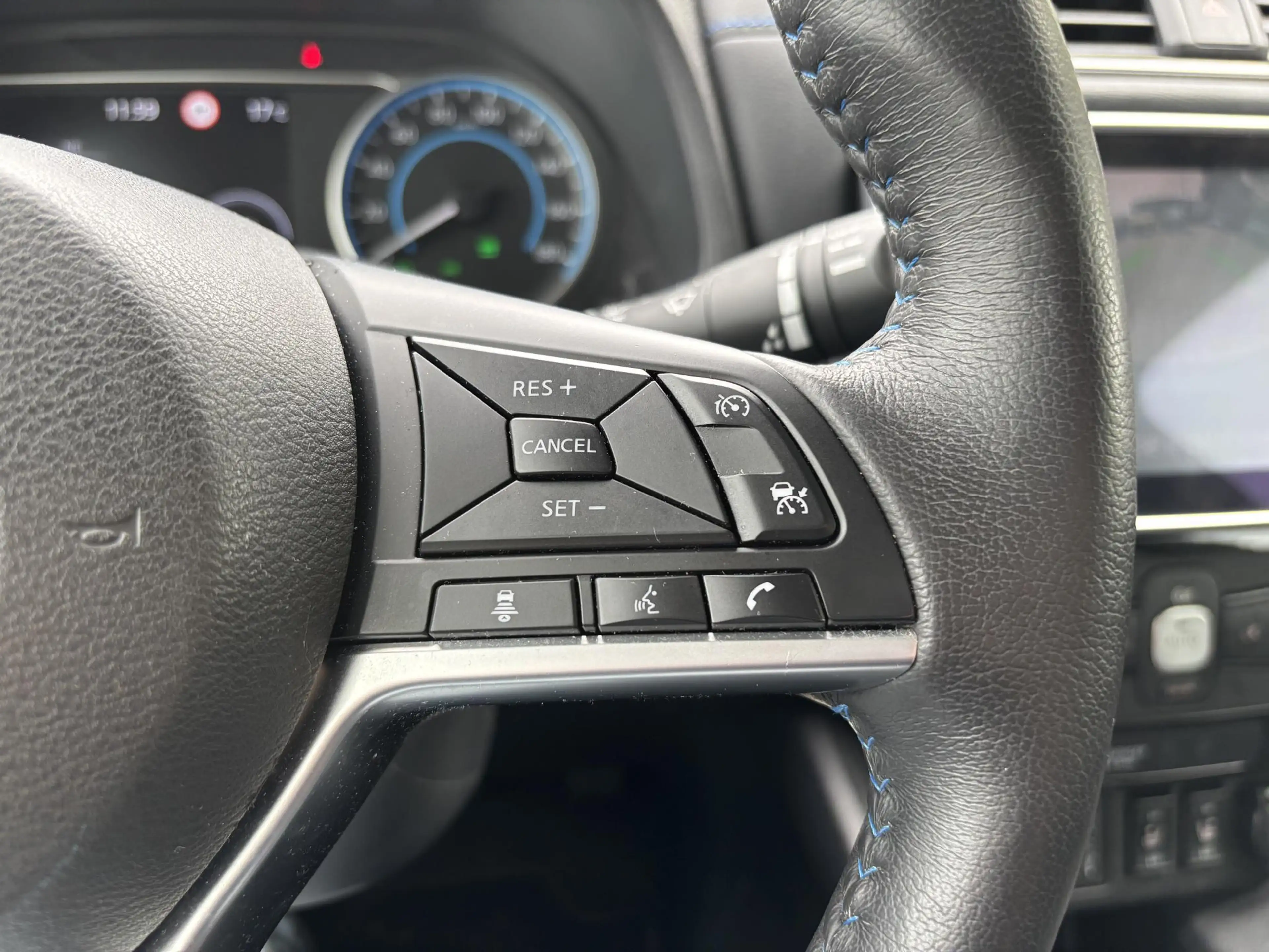Nissan Leaf N-Connecta 40 kWh l voorstoelen verwarmd l Apple C — photo 22