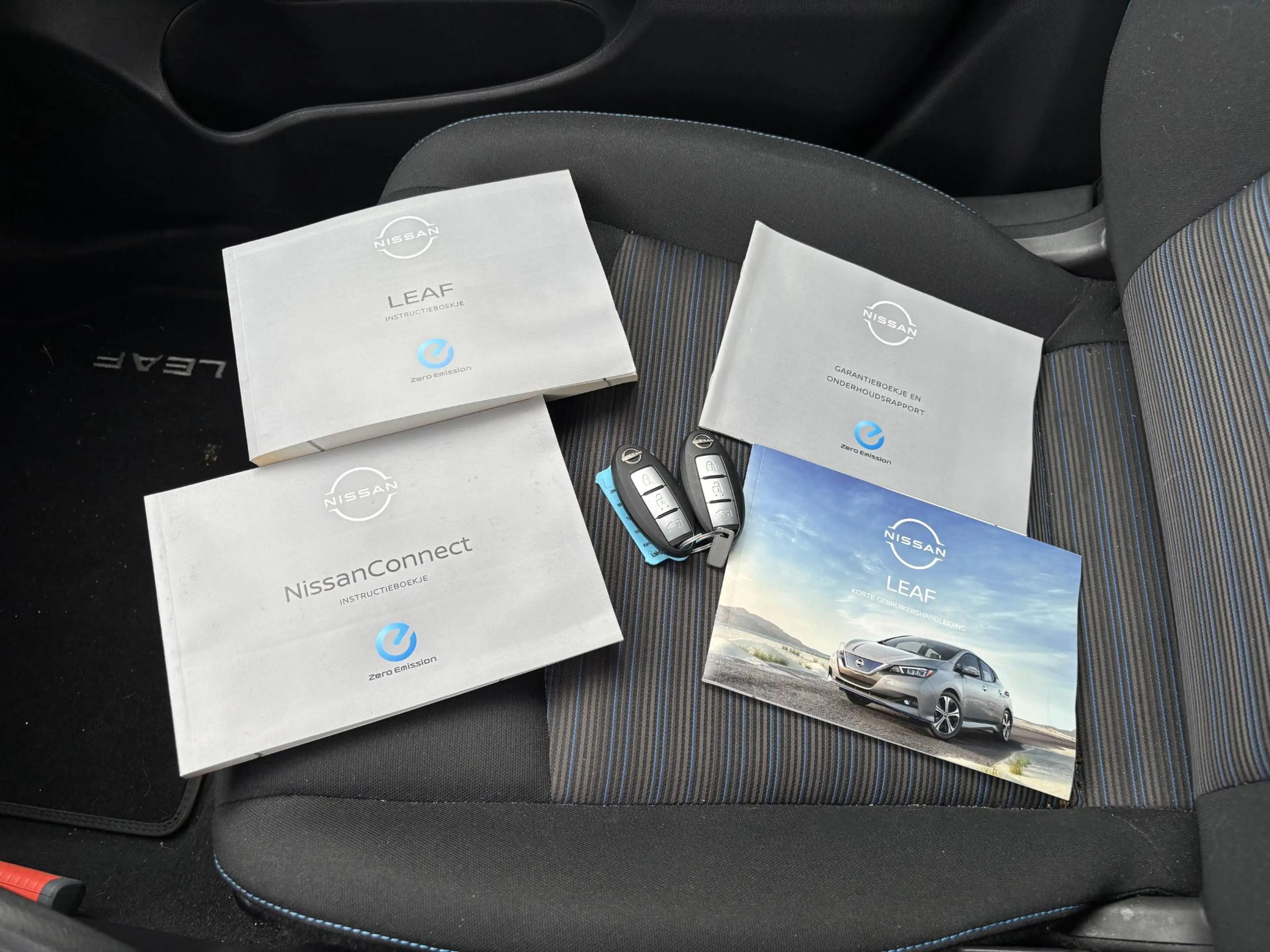 Nissan Leaf N-Connecta 40 kWh l voorstoelen verwarmd l Apple C — photo 15