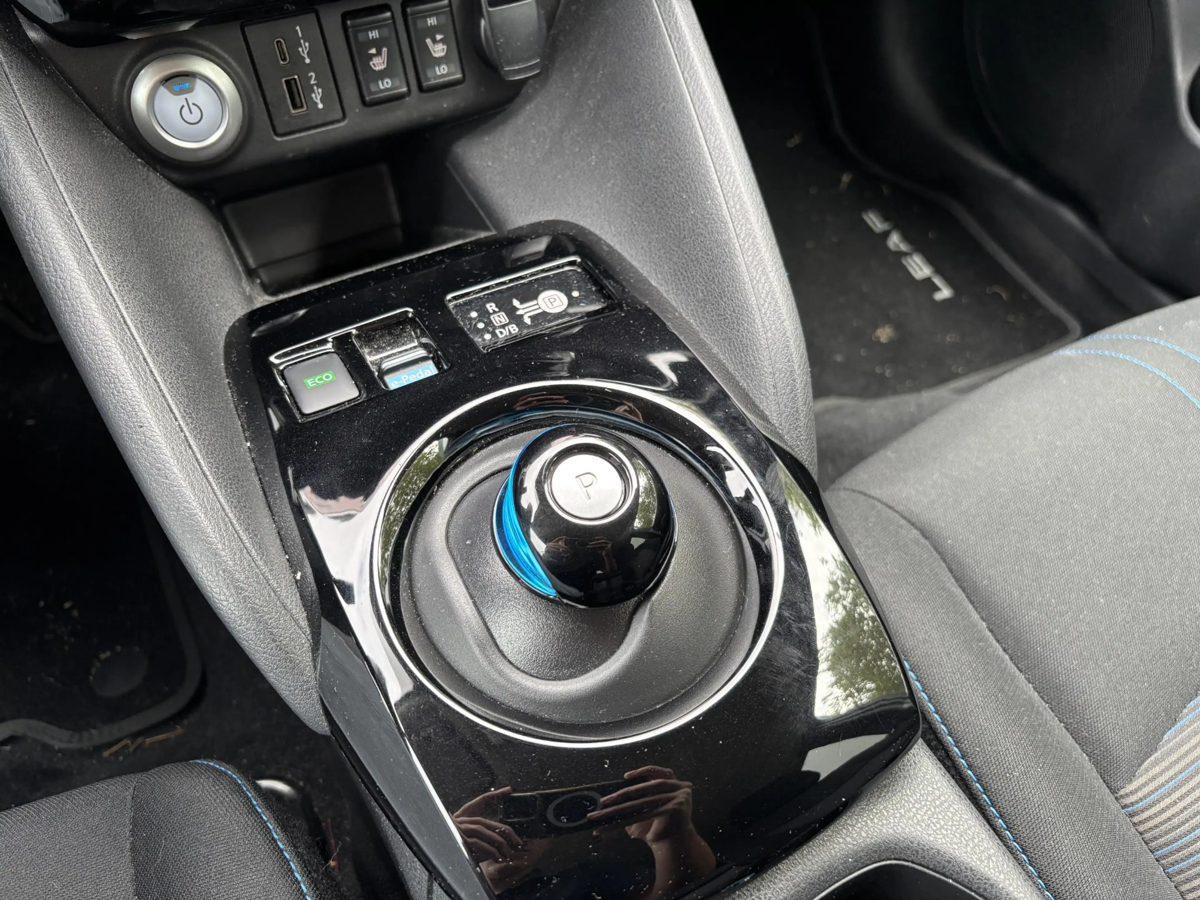 Nissan Leaf N-Connecta 40 kWh l voorstoelen verwarmd l Apple C — photo 23