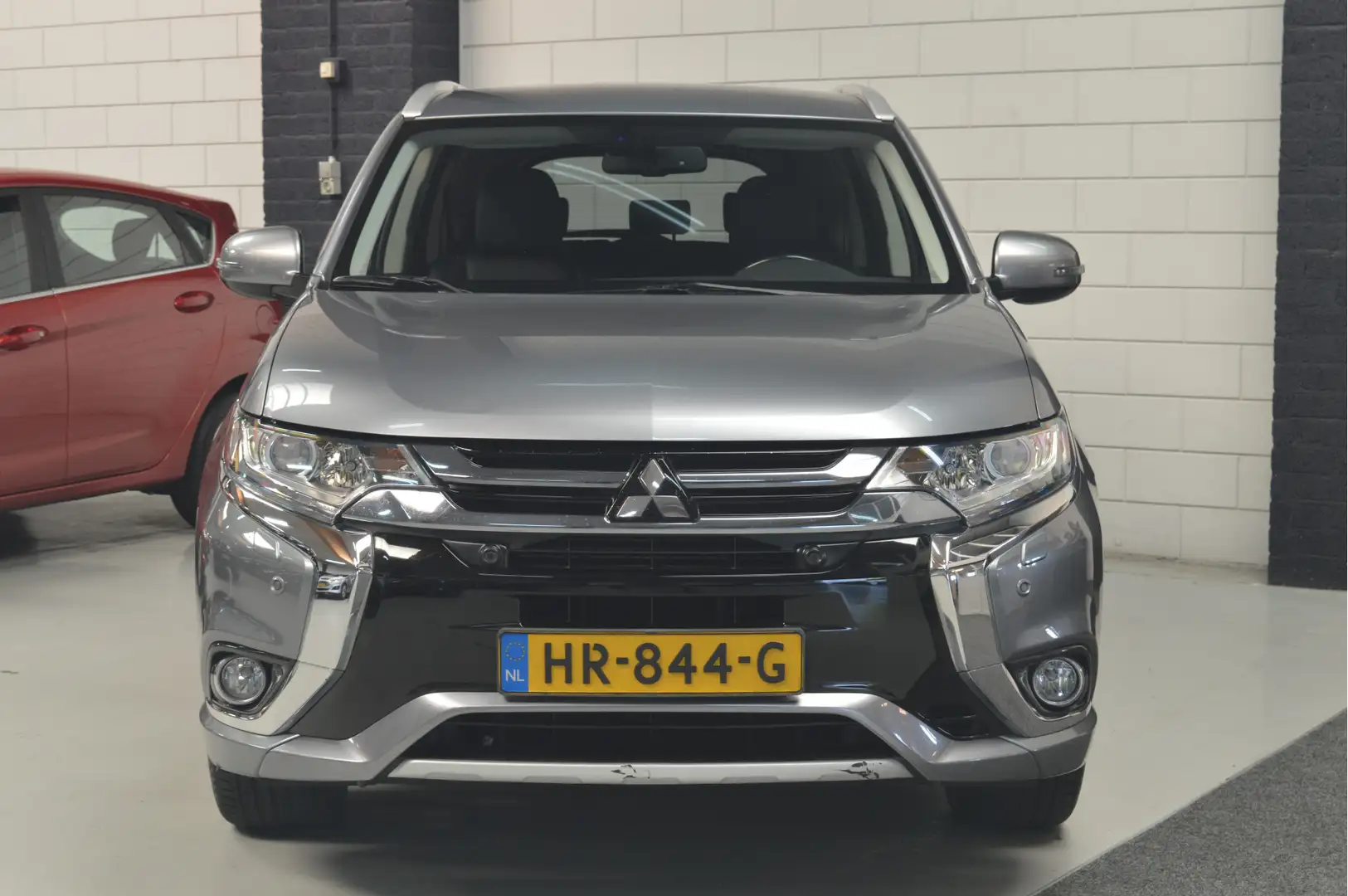 Mitsubishi Outlander 2.0 PHEV Executive Edition // 142.000 km // CLIMA Grijs - 2