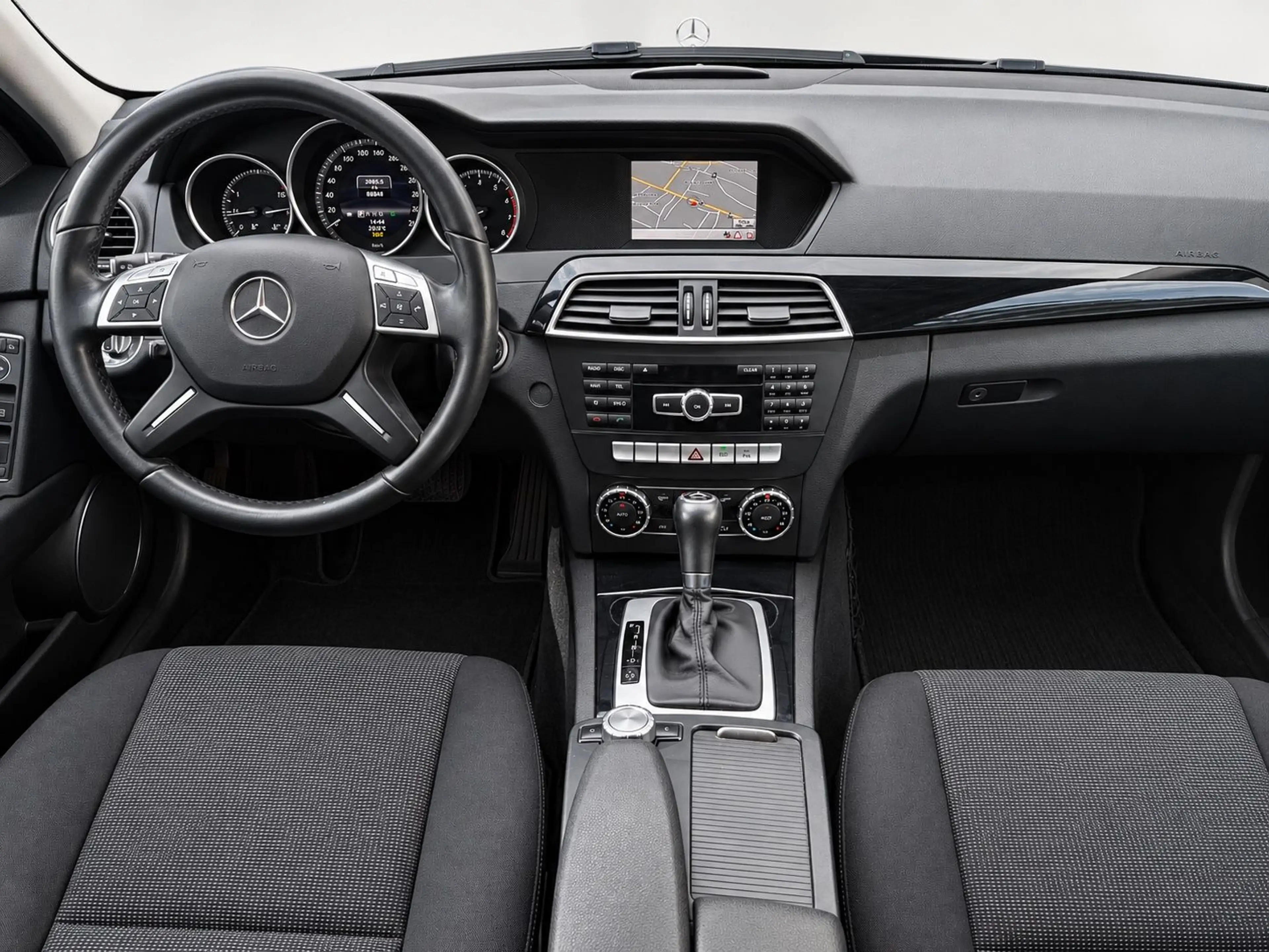 Mercedes-Benz C 180 CGI - AHK | NAVI | PTS | SHZ — photo 11
