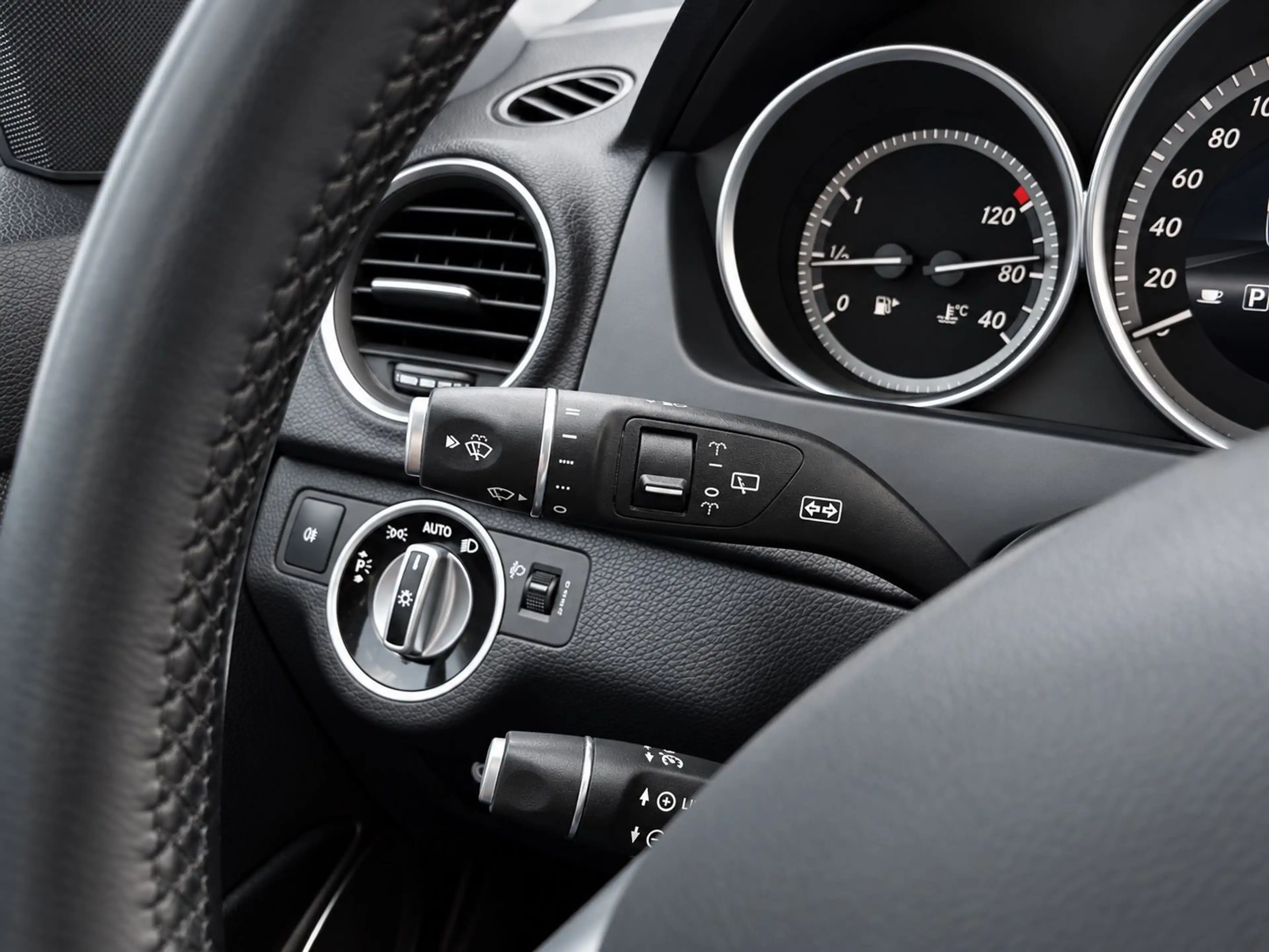 Mercedes-Benz C 180 CGI - AHK | NAVI | PTS | SHZ — photo 14