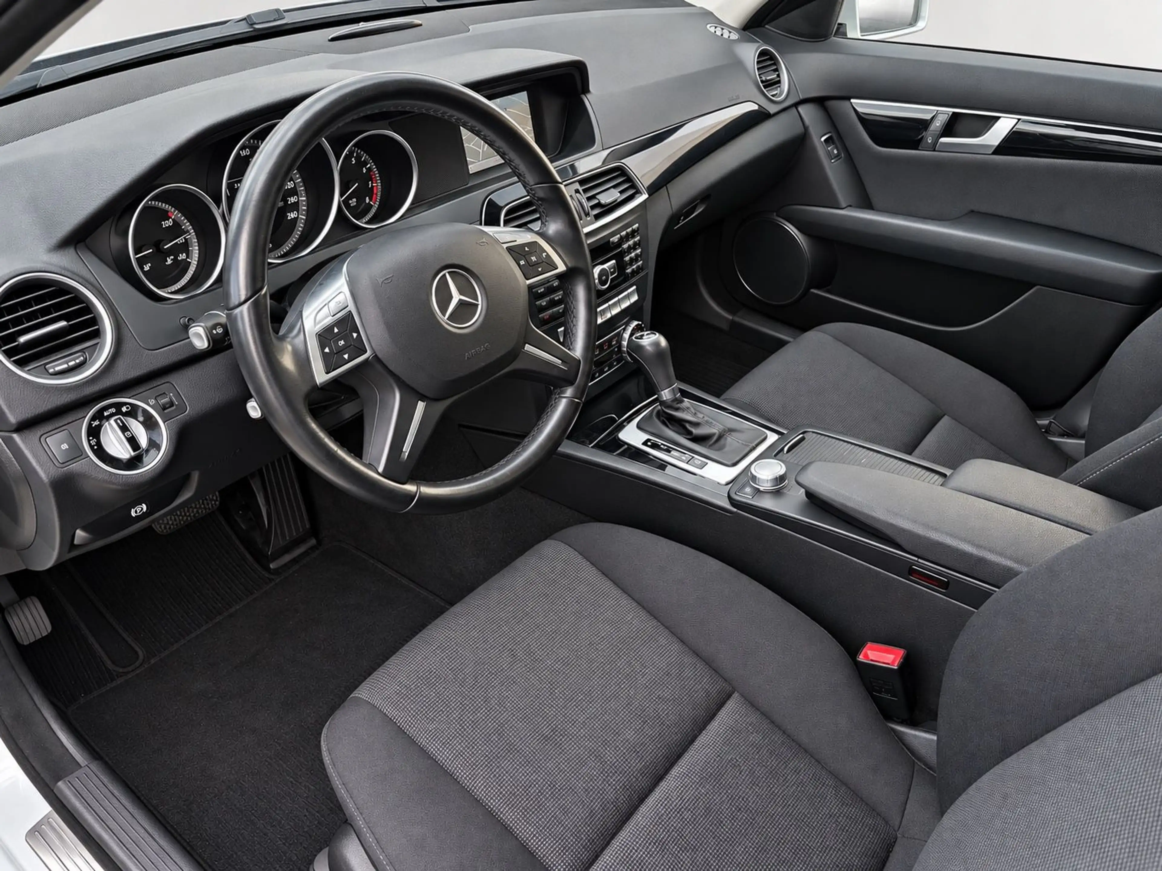 Mercedes-Benz C 180 CGI - AHK | NAVI | PTS | SHZ — photo 10