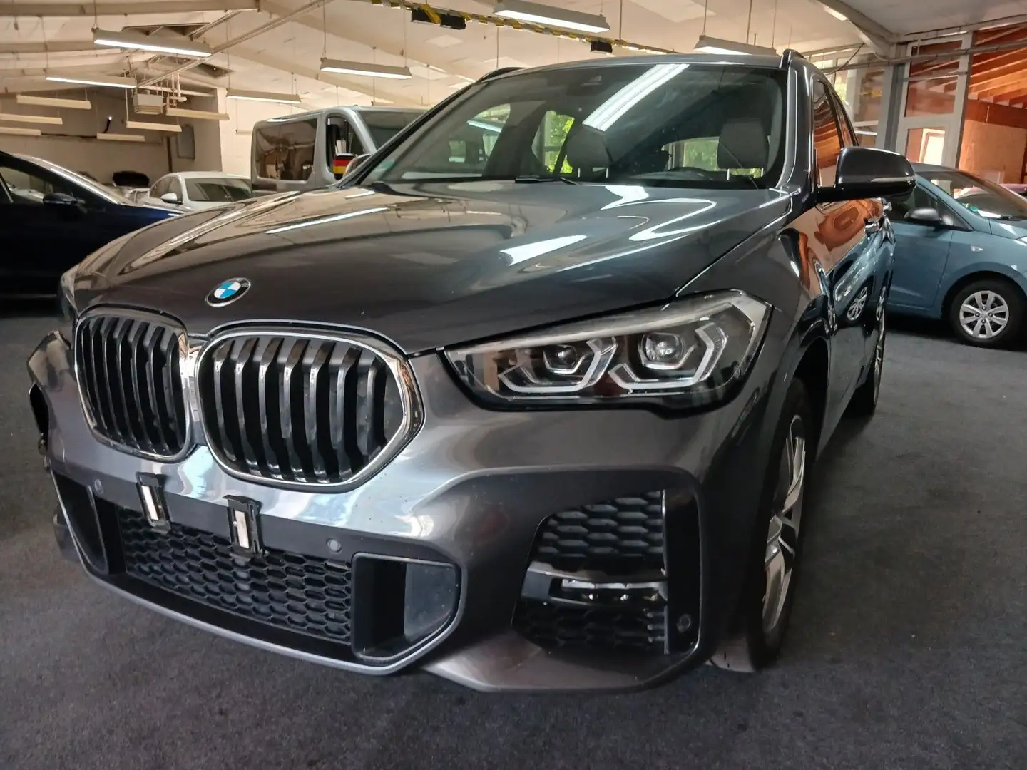 BMW X1 Baureihe X1 xDrive 20 i M Sport  PANO LED Grijs - 1