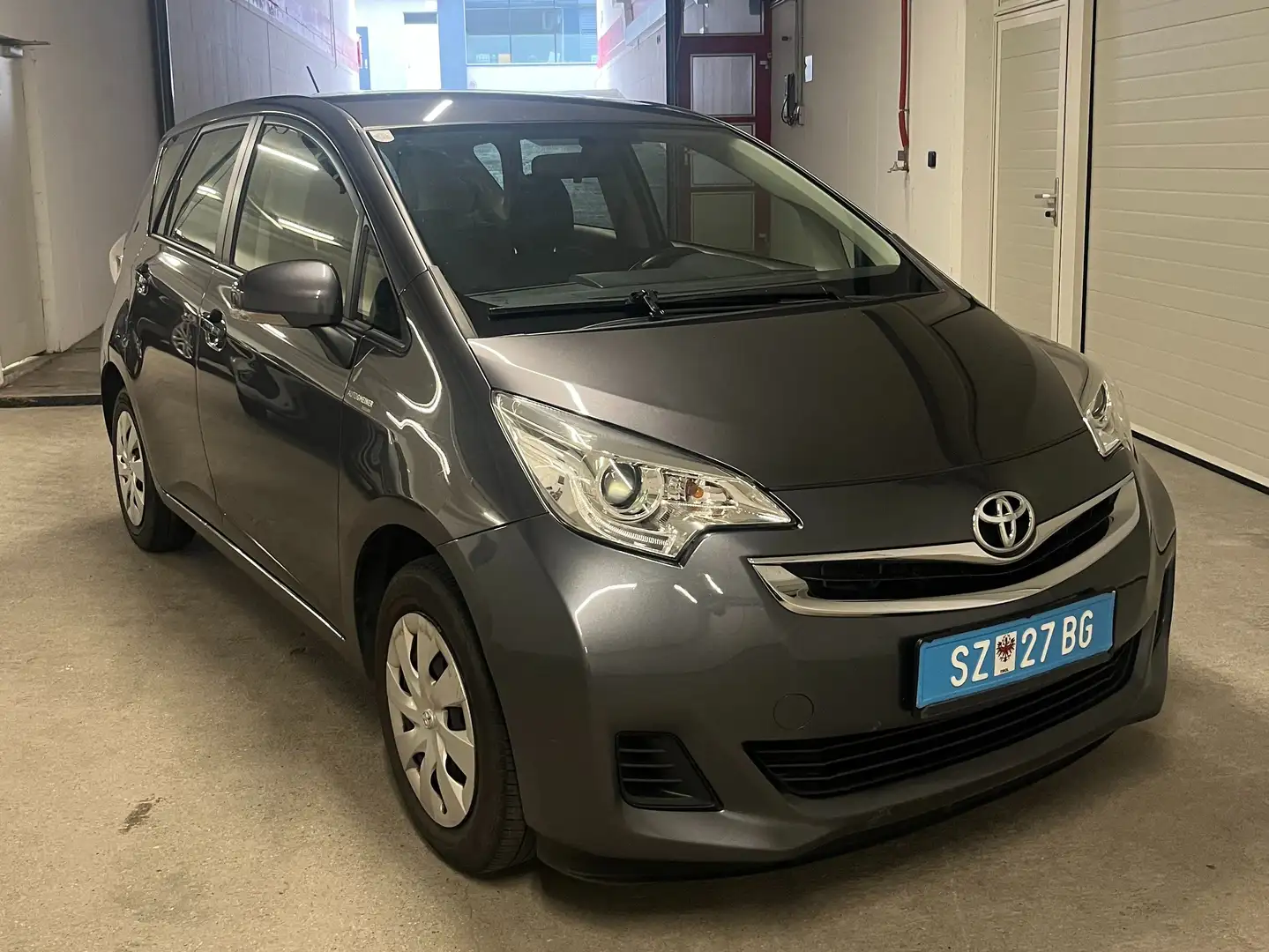 Toyota Verso-S Gris - 1