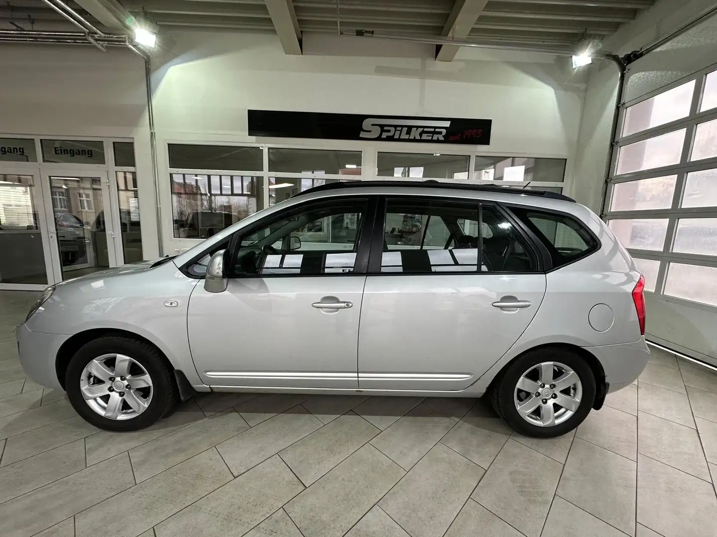 Kia Carens LX, Anhängekupplung Silber - 1