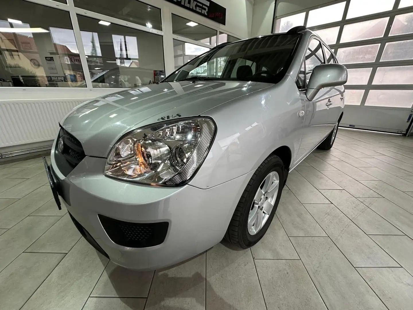 Kia Carens LX, Anhängekupplung Silber - 2