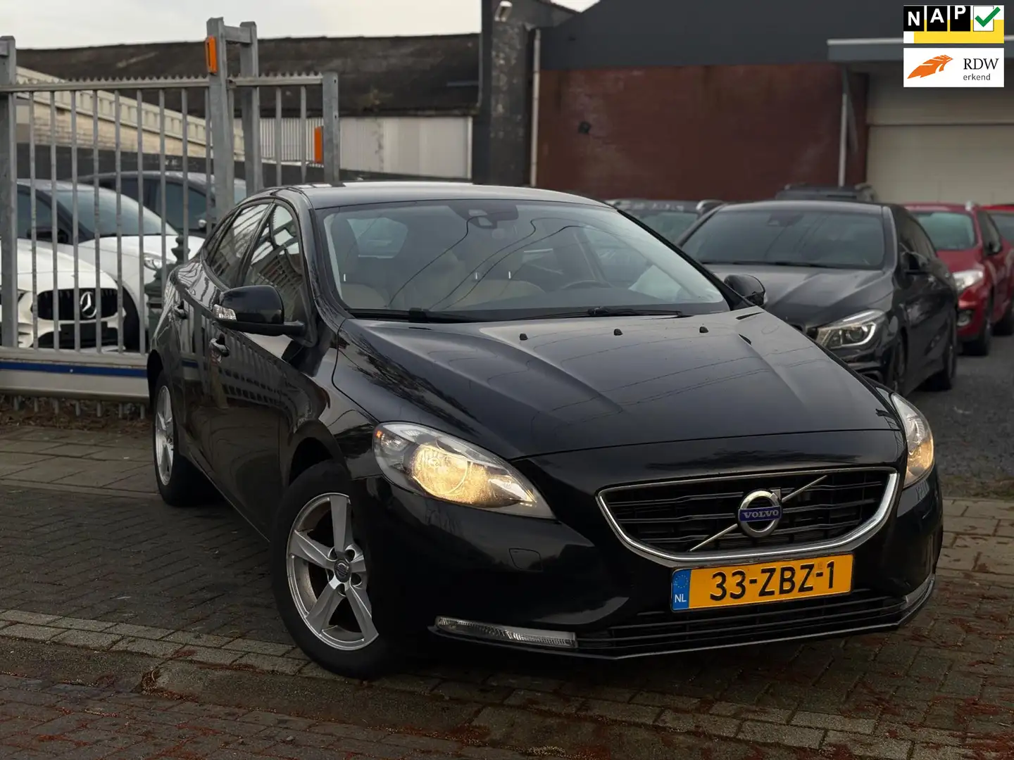 Volvo V40 1.6 D2 Kinetic | Navigatie | Trekhaak | A.Camera | Schwarz - 1
