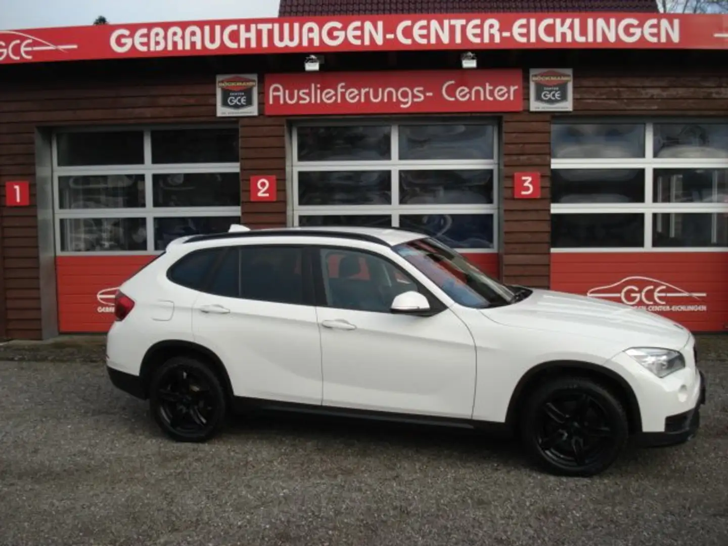 BMW X1 sDrive 18i bijela - 1