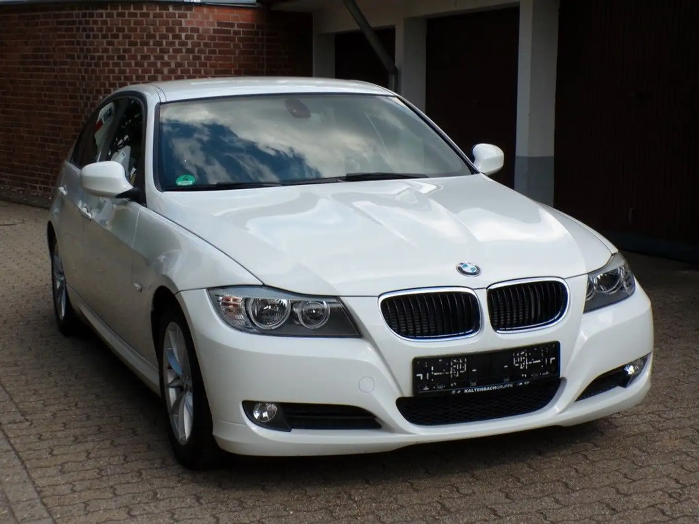 BMW 318 i Lim./Navi/PDC/Klimaaut./M Sportl./Multi. Bianco - 2