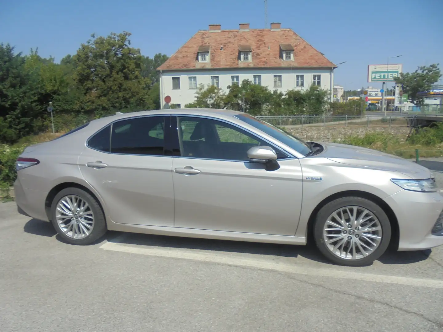 Toyota Camry Hybrid Lounge - 2